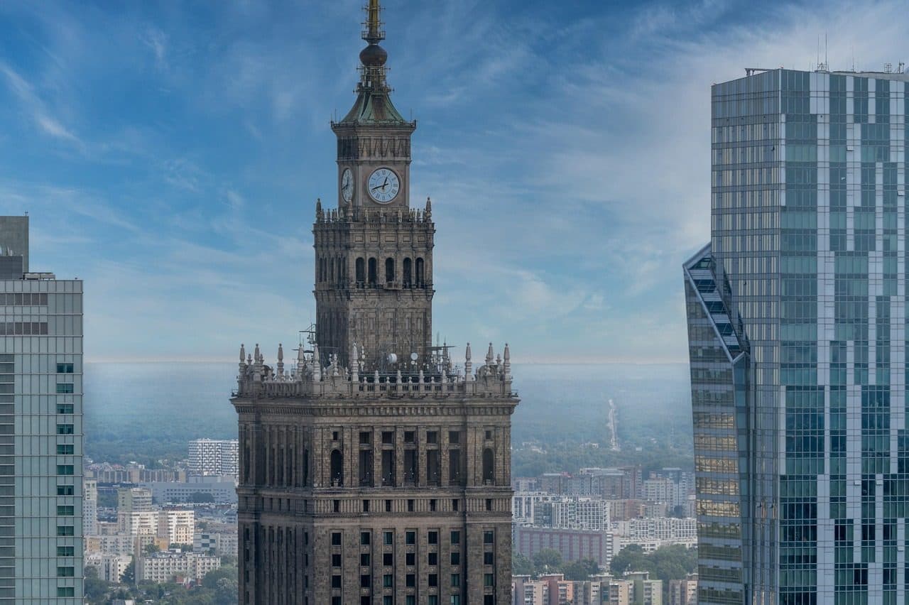 Vista urbana de Varsóvia com arranha-céus e prédios sob o céu com nuvens