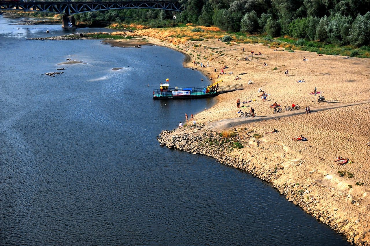 Vista panorâmica às margens do rio Wisła na Praia Poniatowka