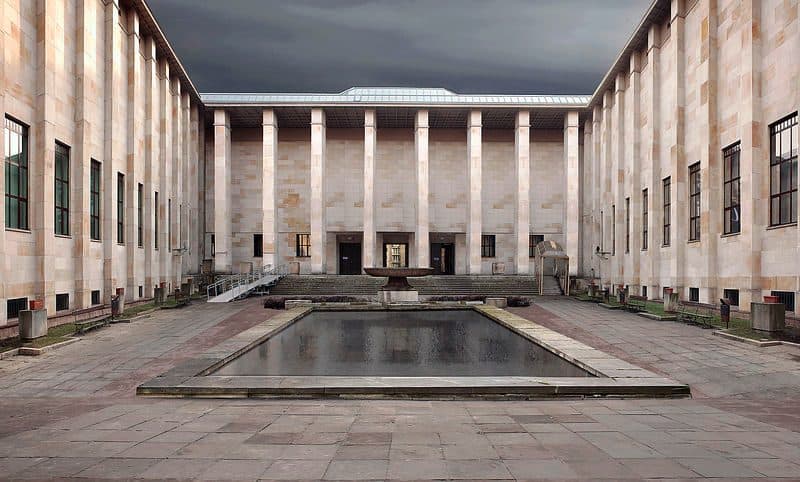 Vista da fachada do edifício do Muzeum Narodowe w Warszawie
