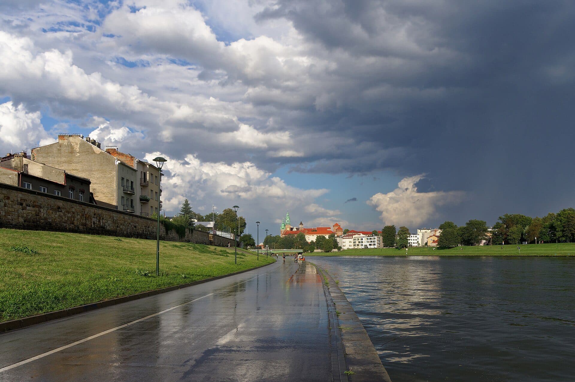 Rio Vístula e Castelo de Wawel em Kraków após a chuva