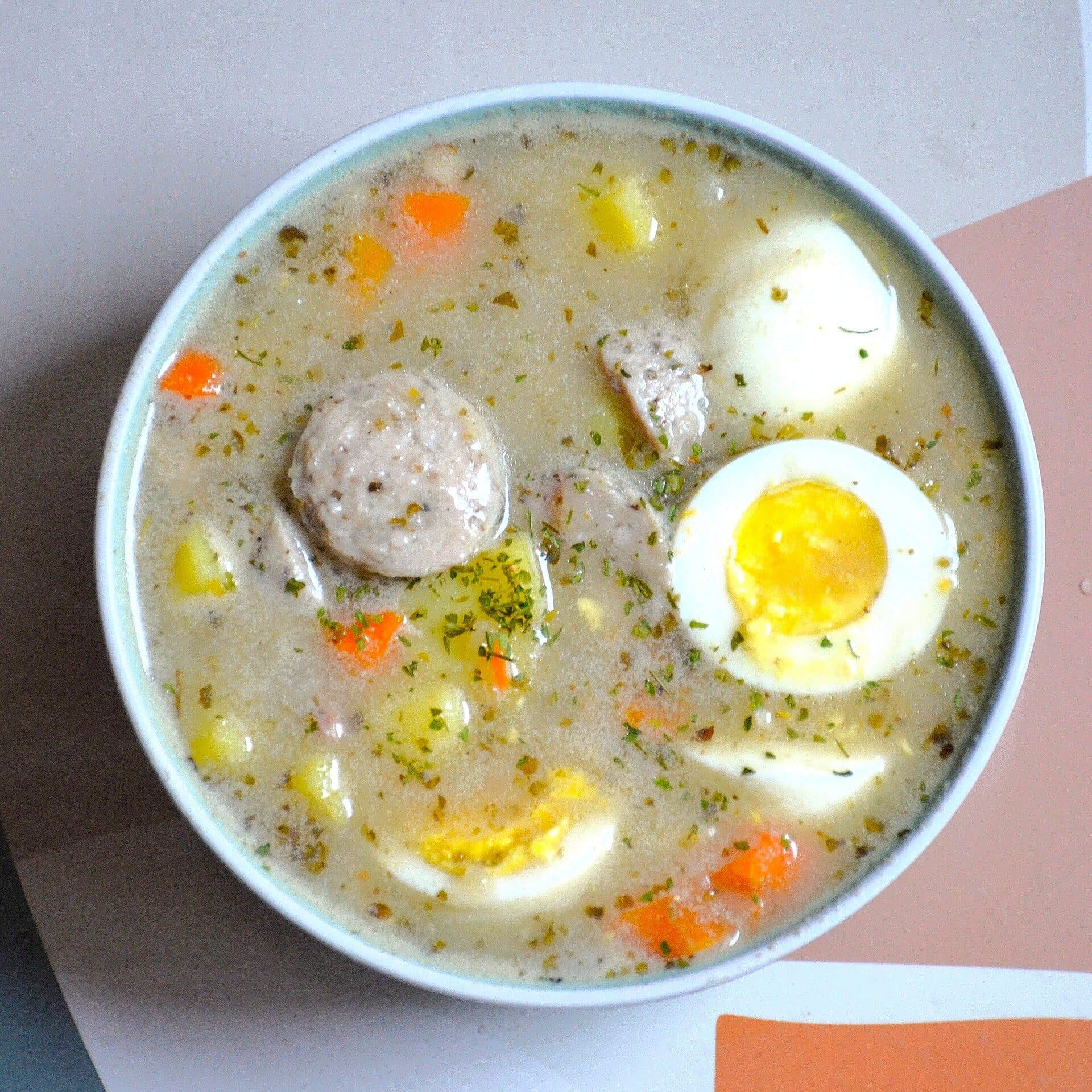 Tigela de sopa de centeio fermentado preparada com caldo de colágeno