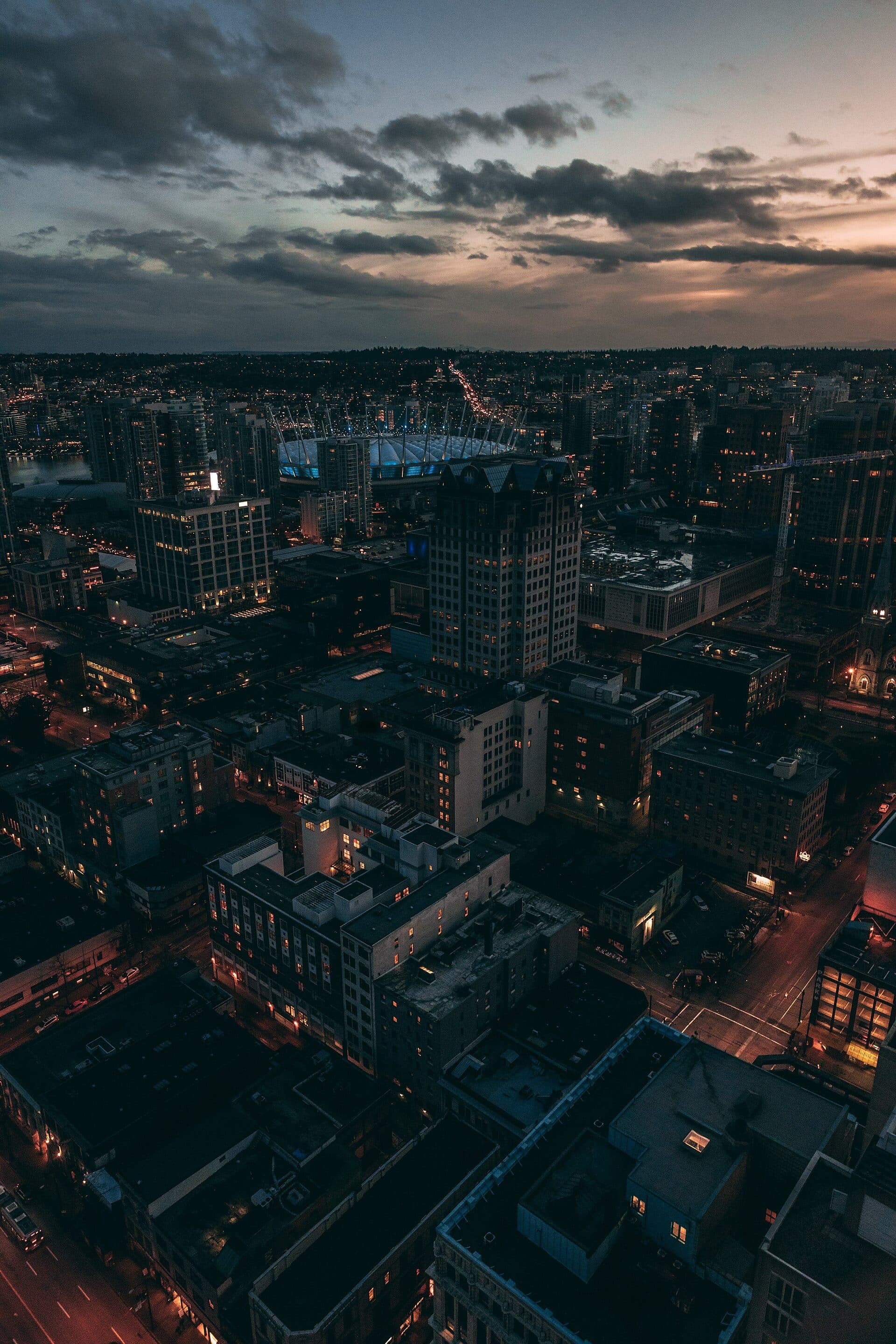 Vista noturna da cidade de Vancouver com iluminação urbana