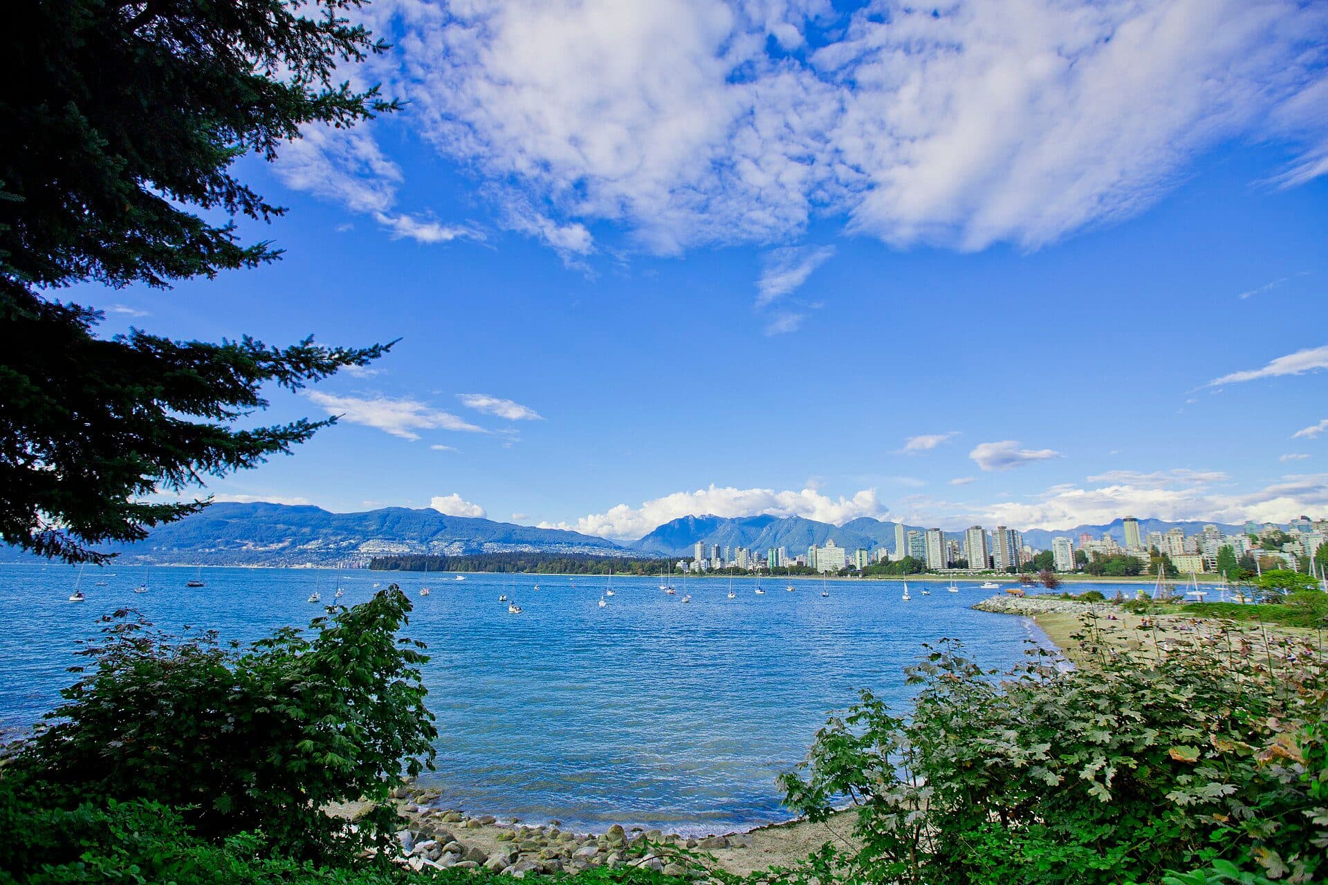 Vista da praia e orla de Kitsilano Beach