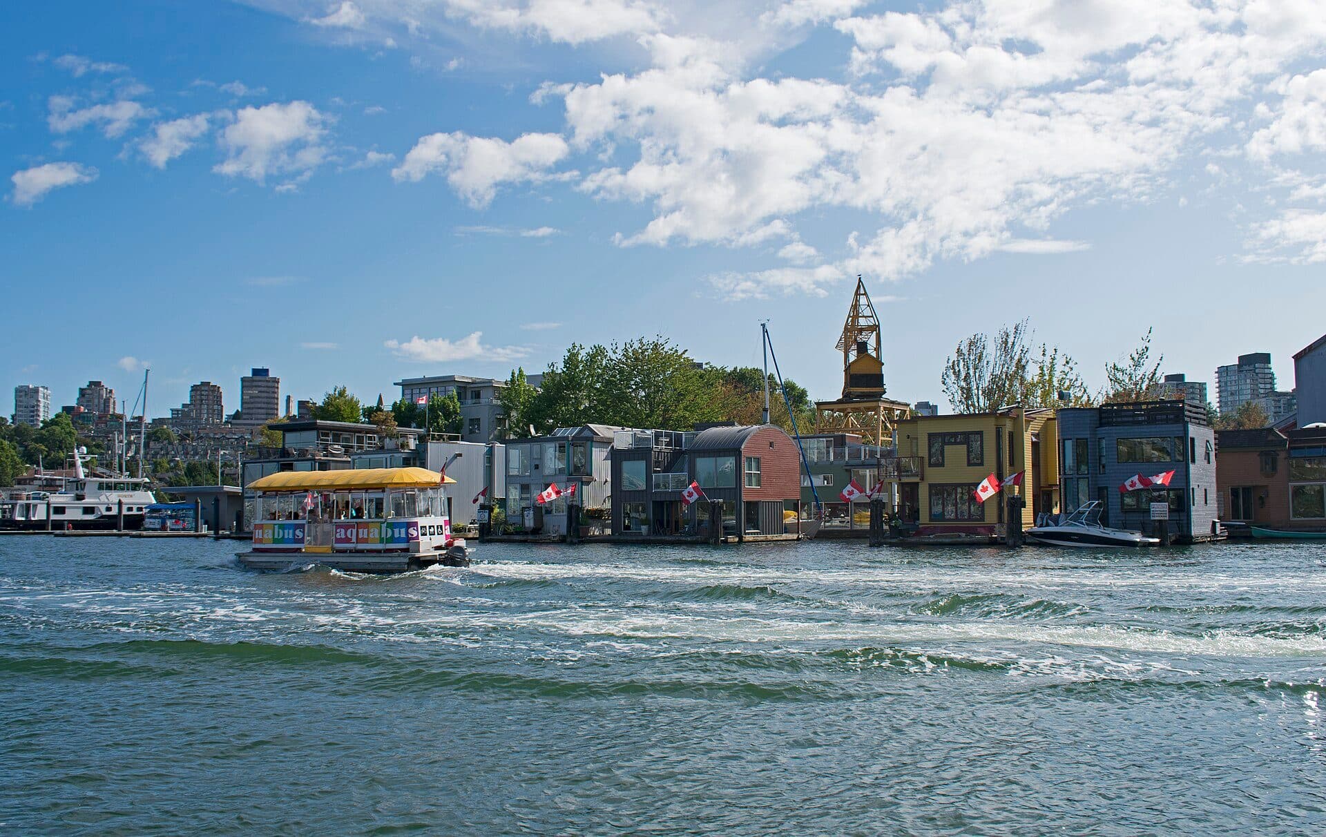 Píeres à beira da água em Granville Island