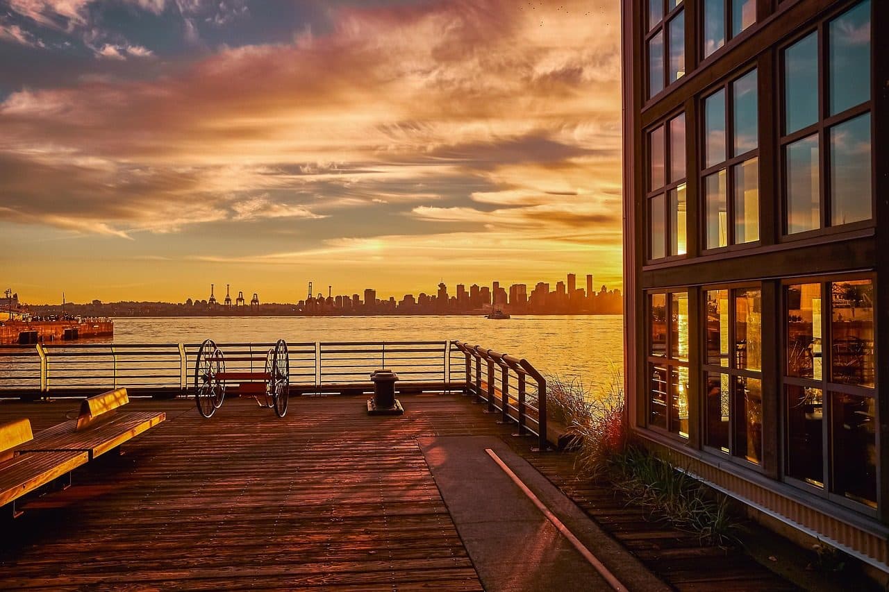 Píer no mar durante o pôr do sol em Vancouver, Canadá