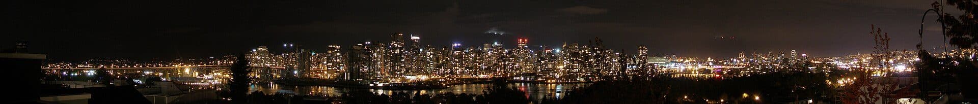 Vista panorâmica noturna da cidade de Vancouver