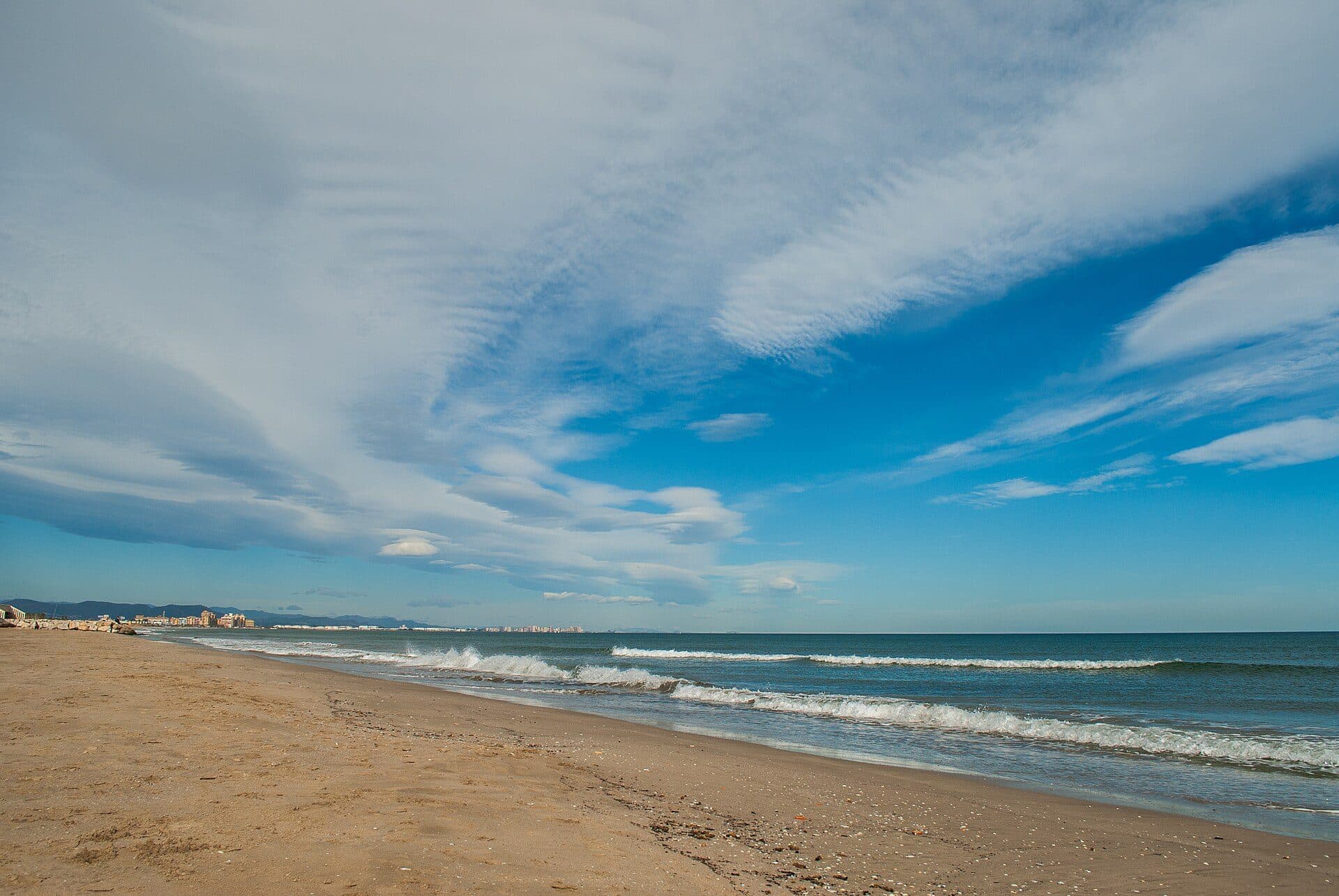 Vista de uma praia com faixa de areia e mar em Valência