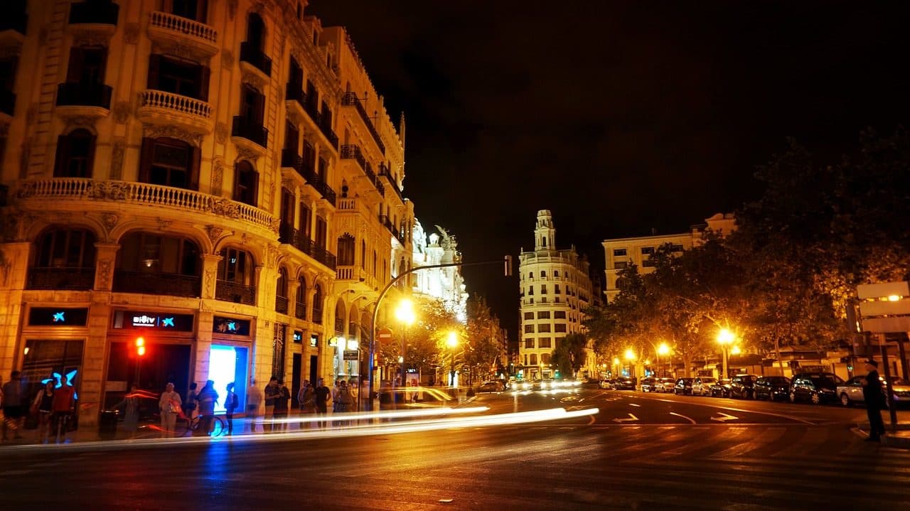 Vista noturna de edifícios históricos iluminados na cidade de Valência, Espanha