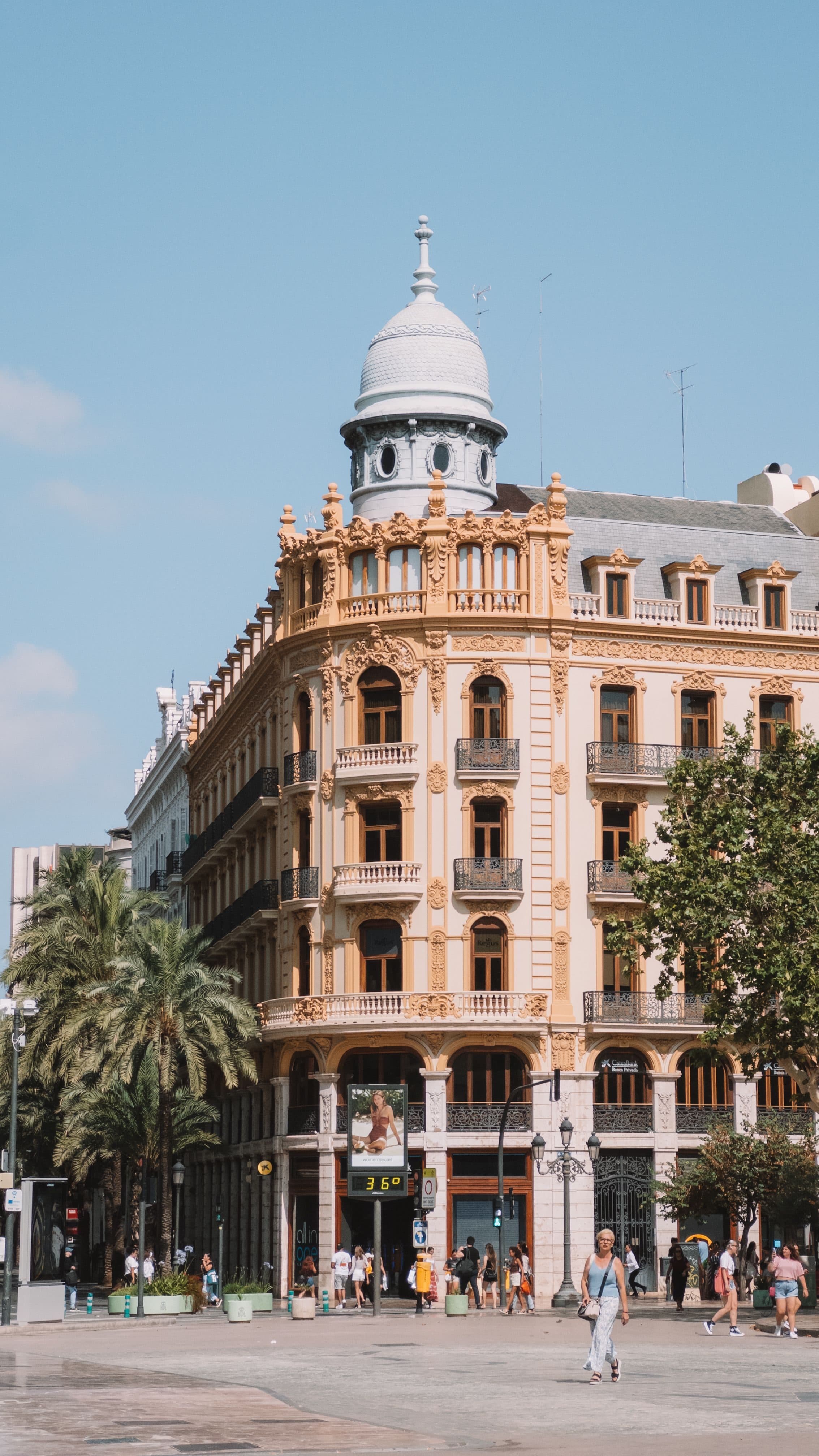 Edifício histórico com arquitetura tradicional sob céu limpo em Valência