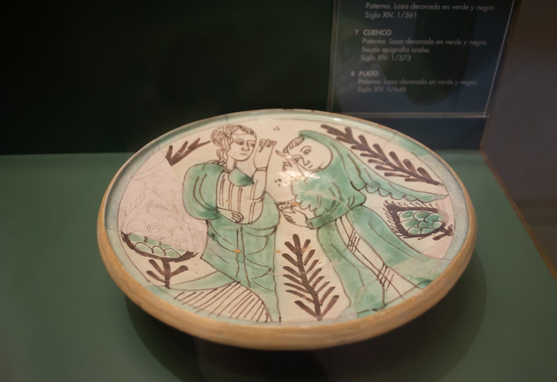 Prato de cerâmica de Paterna do século XIV exposto no Museo Nacional de Cerámica González Martí