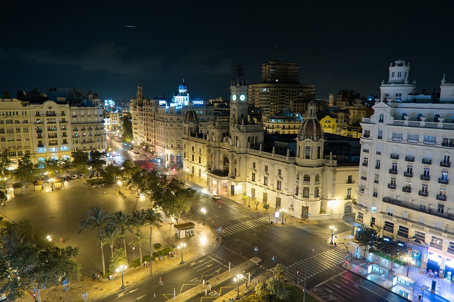 Vista noturna da cidade de Valencia iluminada na Espanha