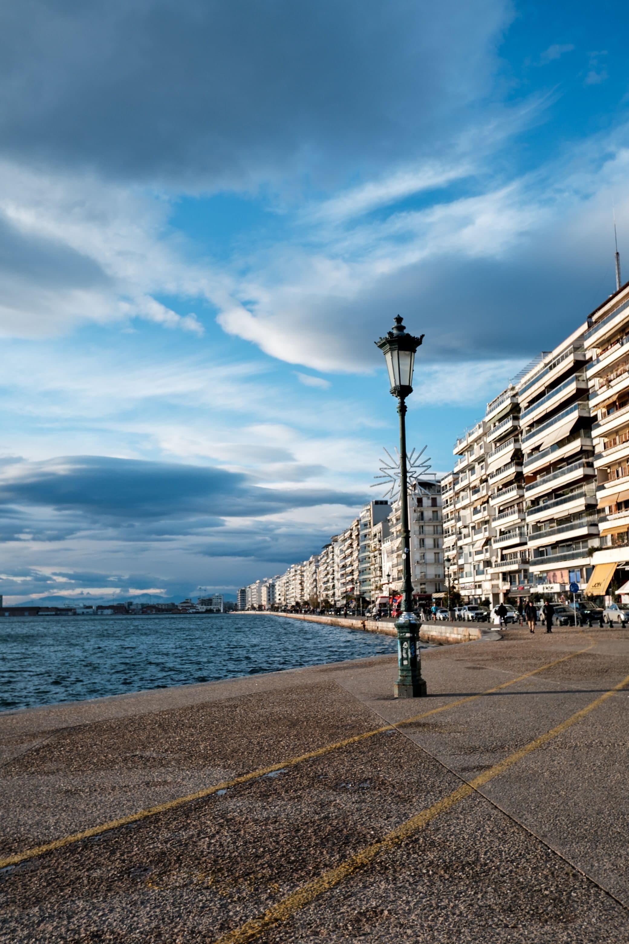 Calçadão à beira-mar em Thessaloniki com vista para a arquitetura e o mar