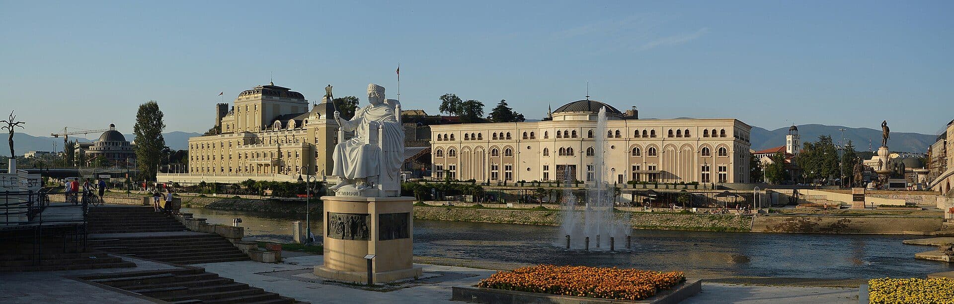 Fachada do Museu da Luta Macedônia e do Teatro Nacional em Skopje