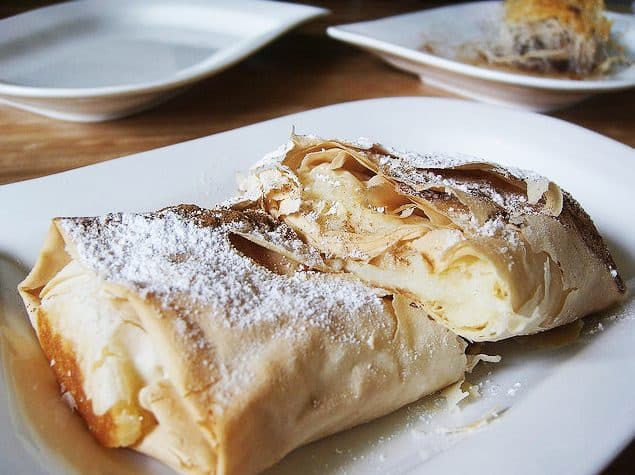 Porção de bougatsa, pastel folhado tradicional da culinária grega