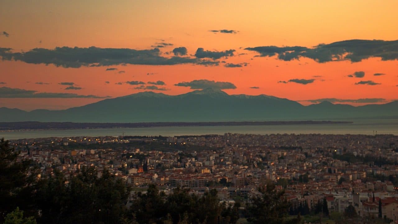 Vista da cidade de Thessaloniki com o mar e montanhas ao fundo