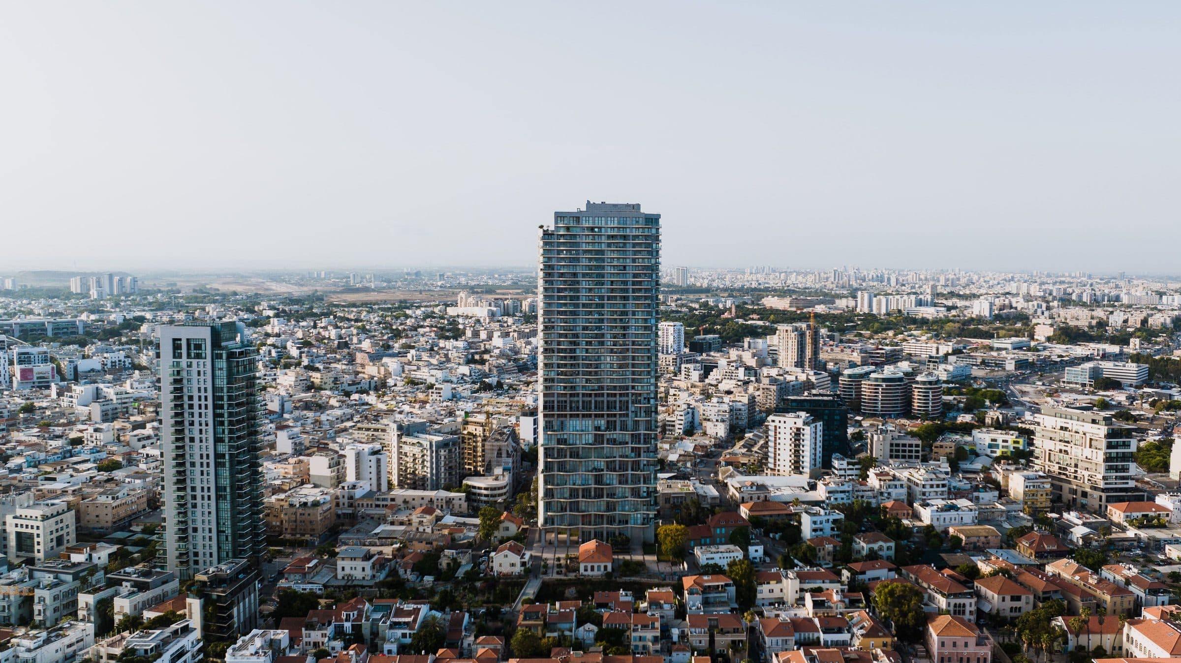 Vista aérea panorâmica dos edifícios modernos e da paisagem urbana de Tel Aviv