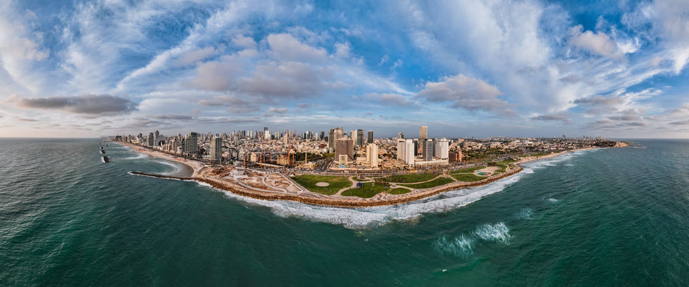 Vista aérea panorâmica da orla de Tel Aviv com o horizonte urbano e o Mar Mediterrâneo