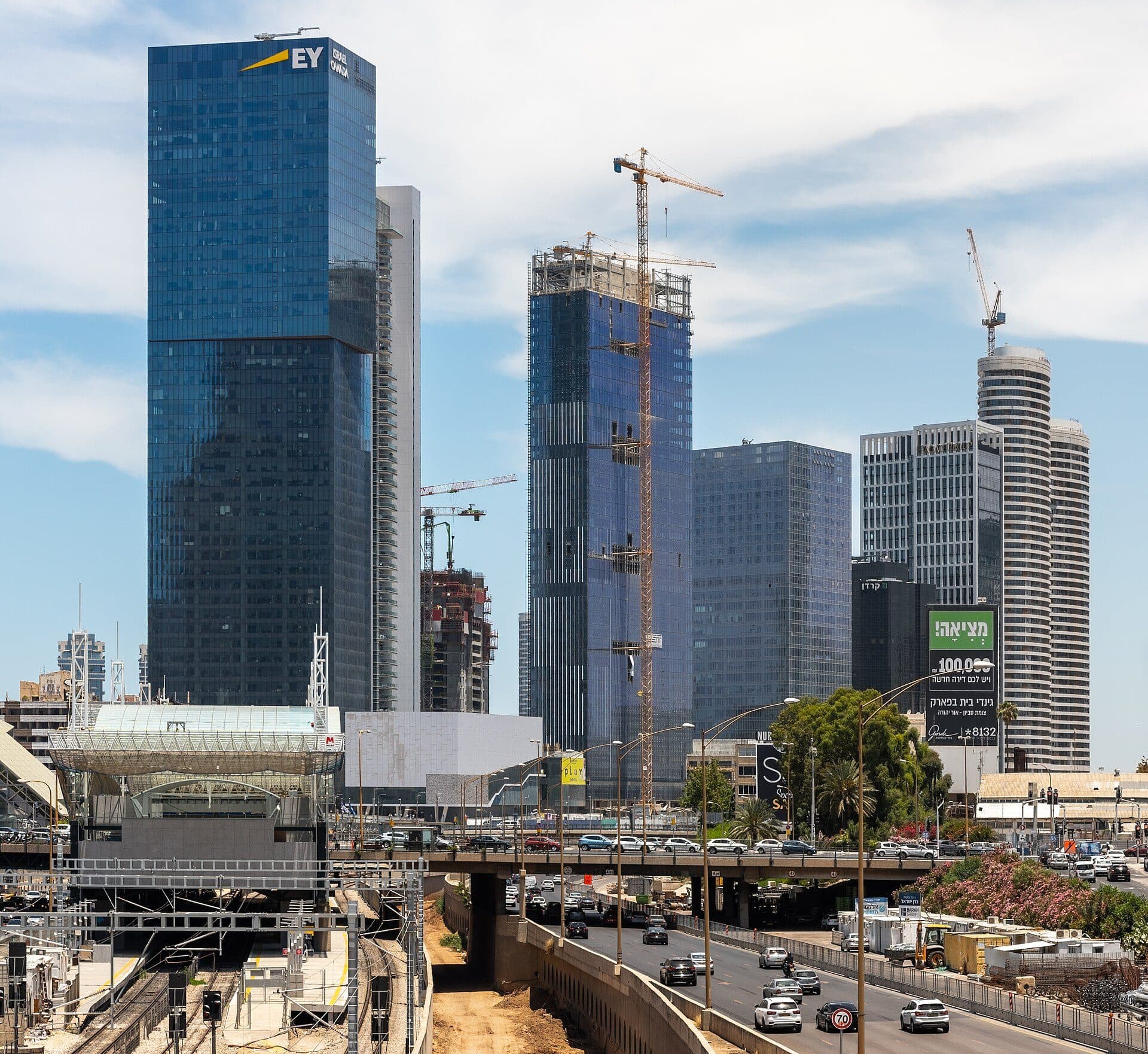 Vista dos edifícios modernos do complexo Midtown Tel Aviv