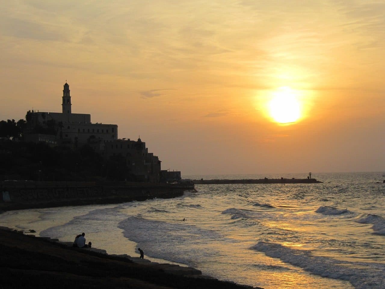 Pôr do sol sobre o mar na costa de Tel Aviv