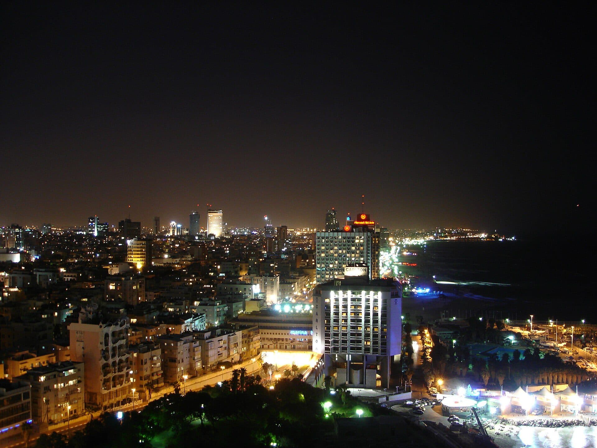 Vista da cidade de Tel Aviv durante a noite