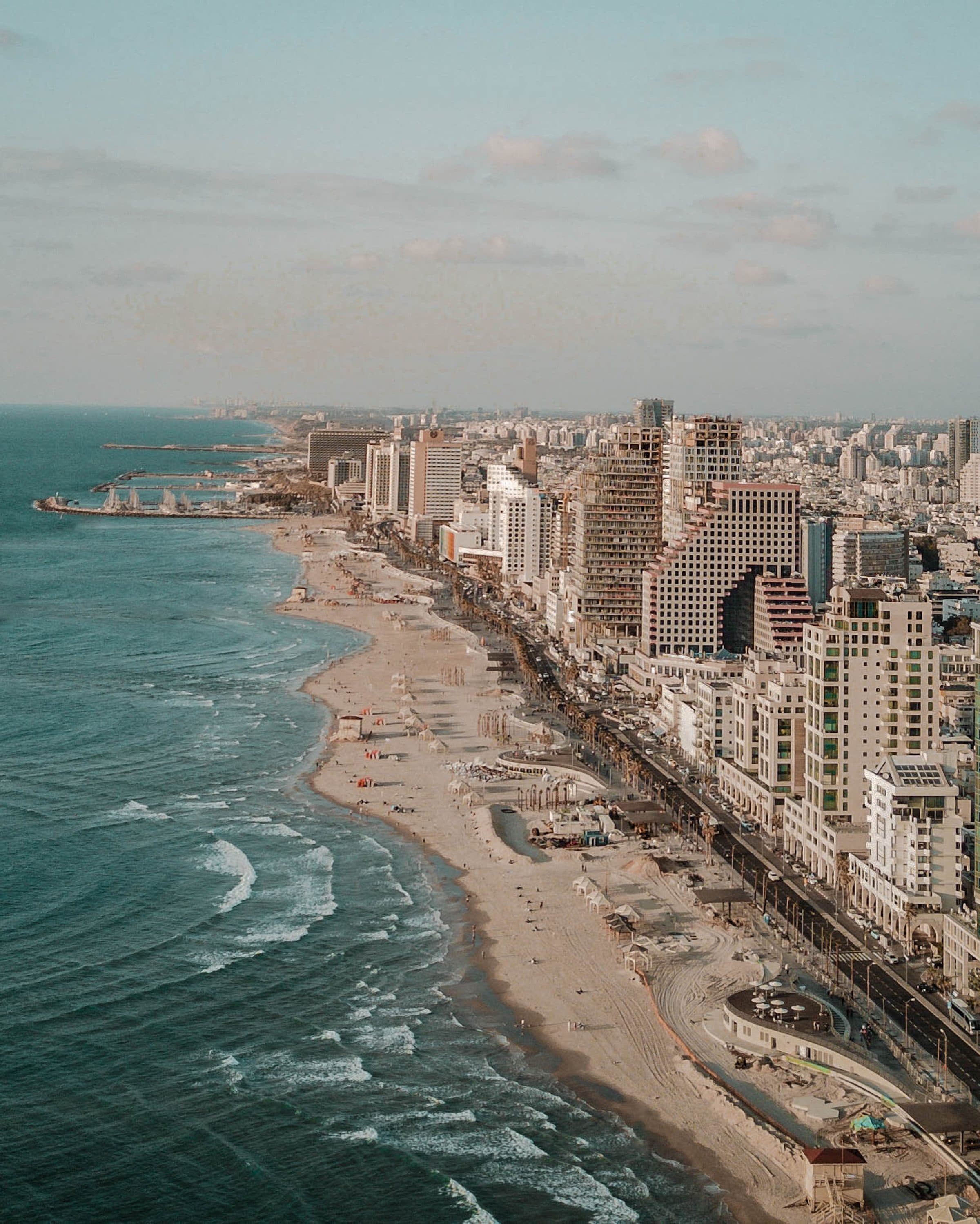 Vista aérea do horizonte urbano de Tel Aviv junto à costa do Mar Mediterrâneo