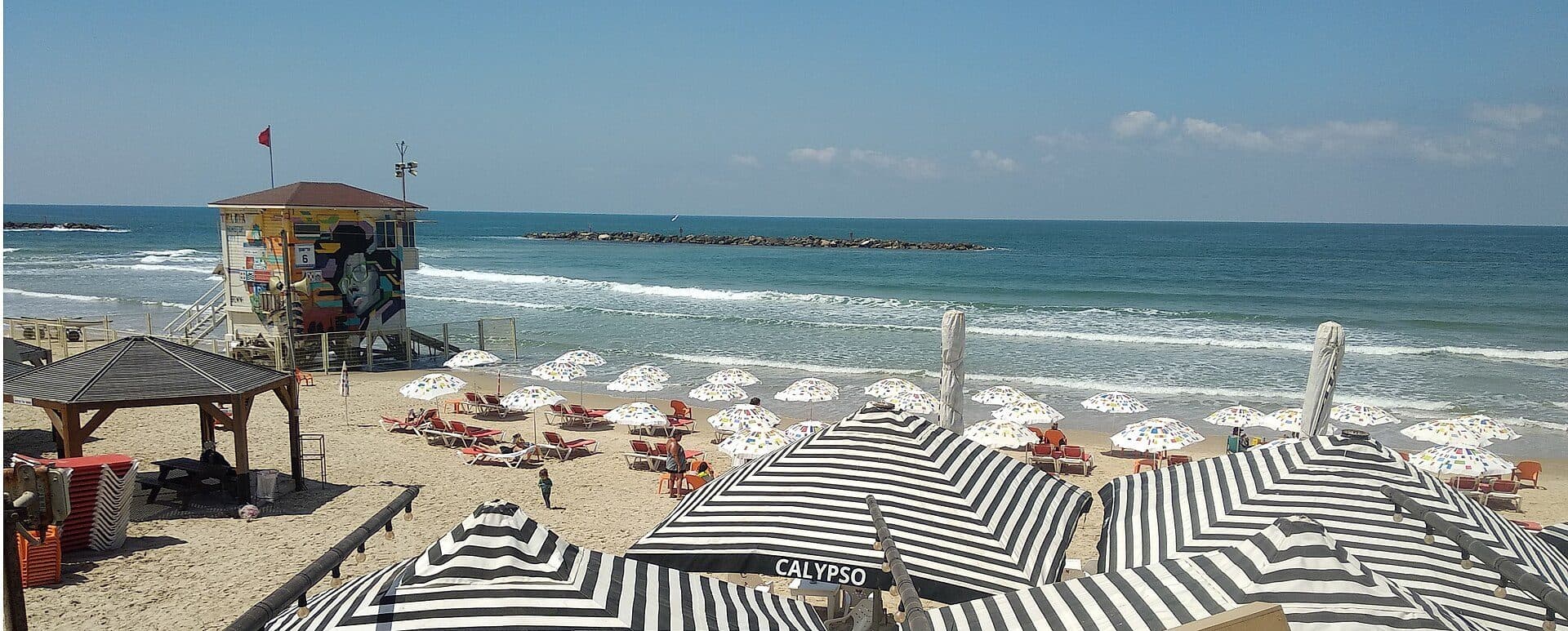 Guarda-sóis na areia da Praia de Frishman em Tel-Aviv