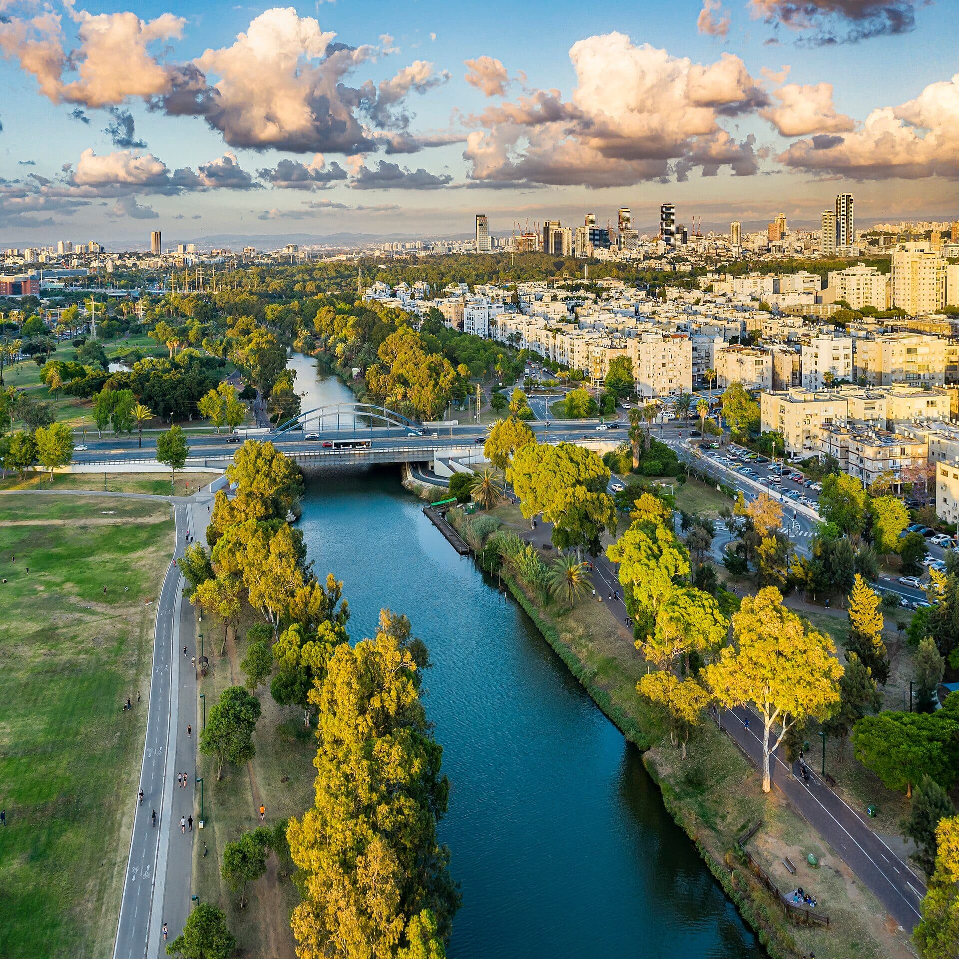 Céu com nuvens sobre o Rio Yarkon