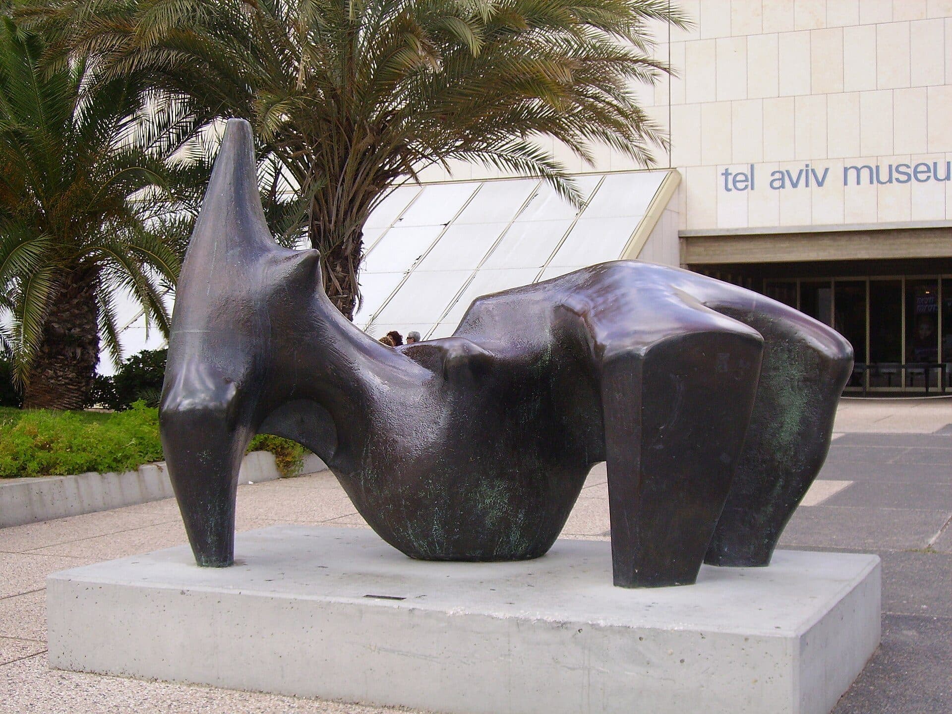 Escultura Reclining Figure de Henry Moore no Tel Aviv Museum of Art