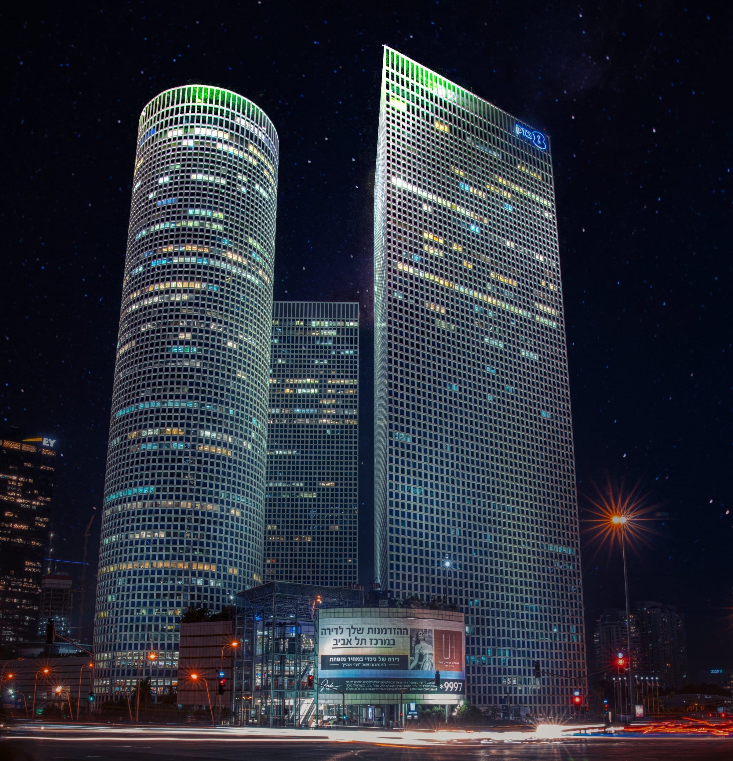 Vista noturna de arranha-céus iluminados em Tel Aviv sob o céu estrelado