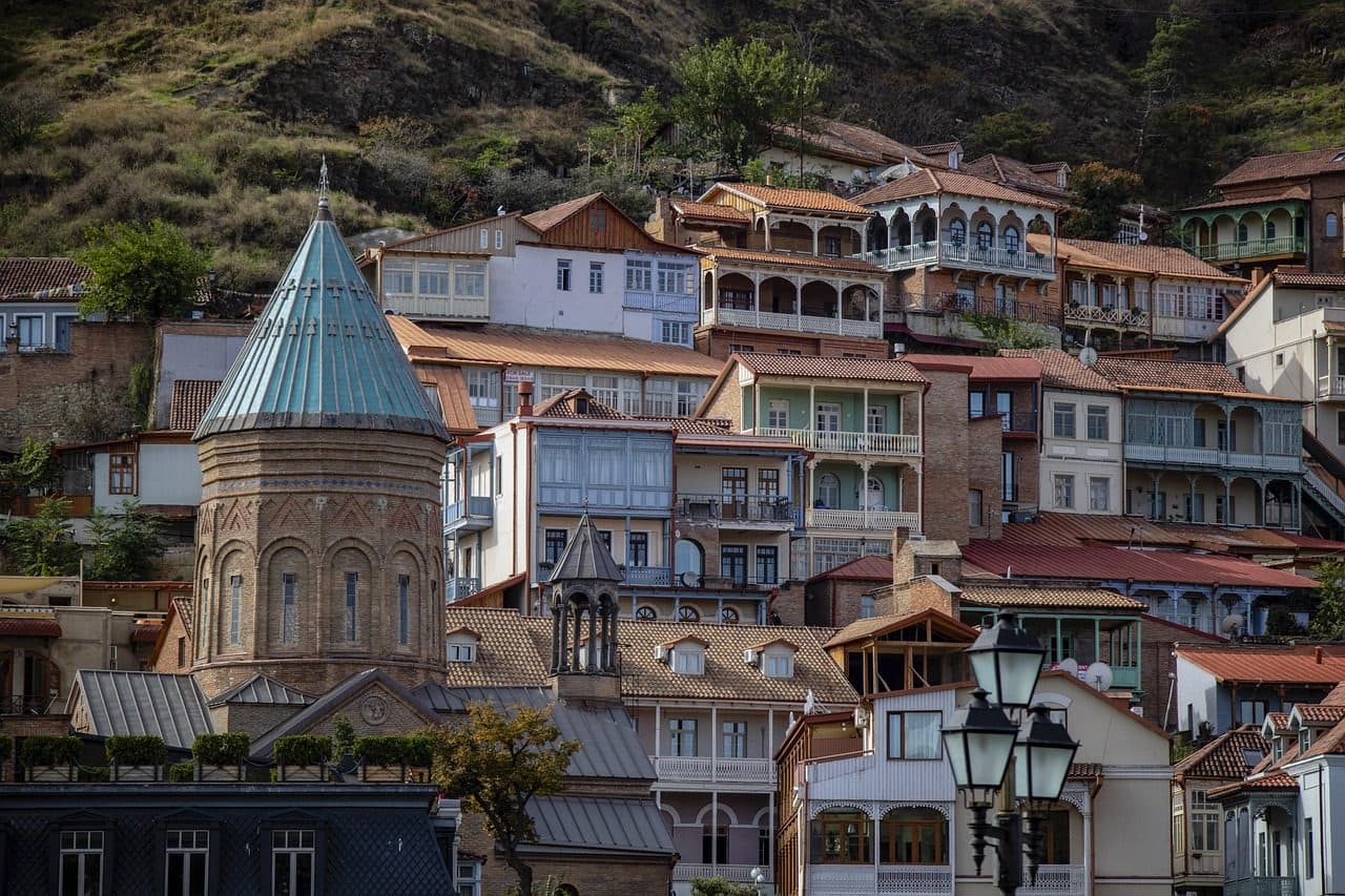 Arquitetura e paisagem urbana da cidade de Tbilisi, na Geórgia