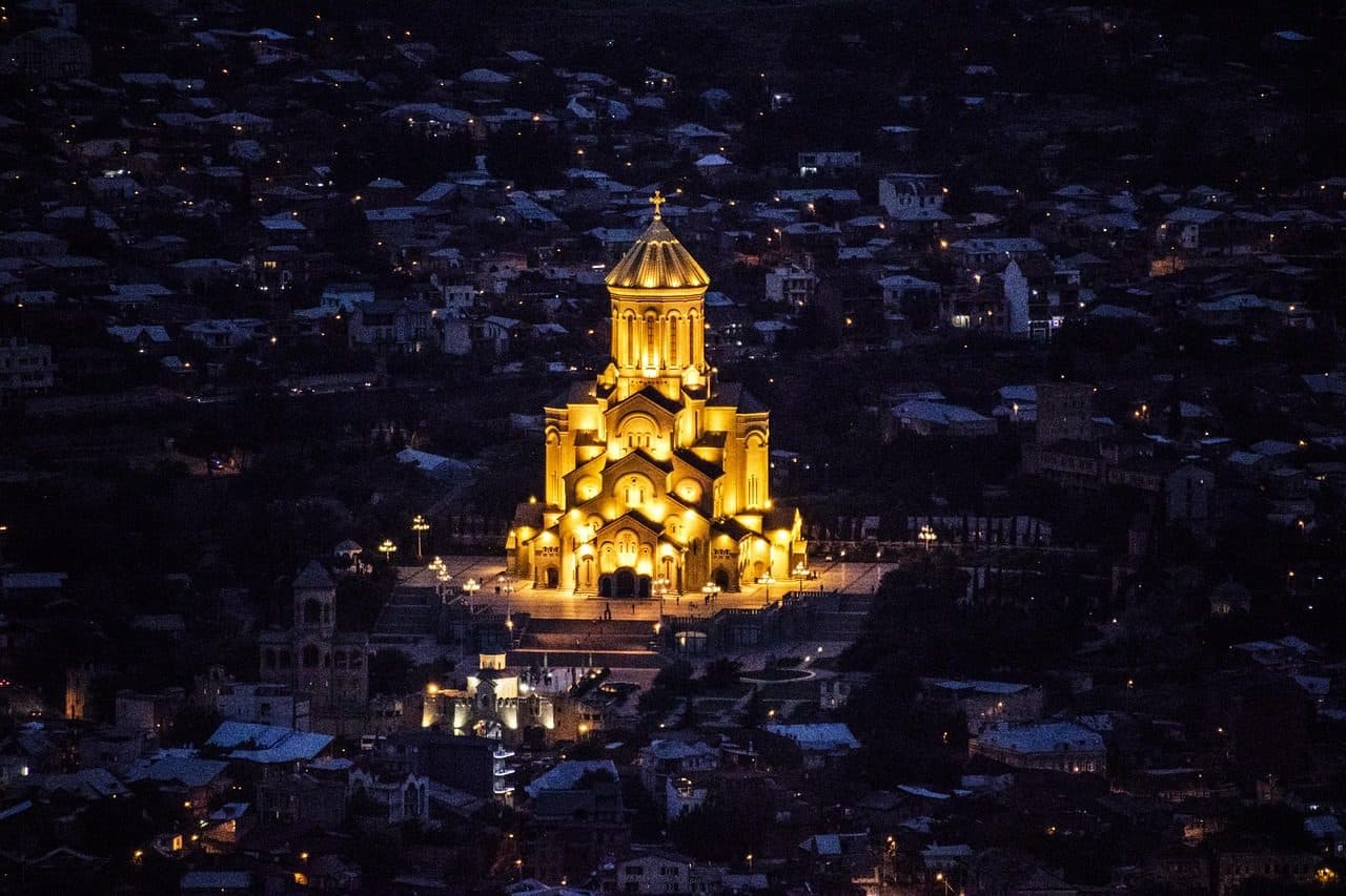 Vista noturna da Catedral de Sameba iluminada em Tbilisi, Geórgia