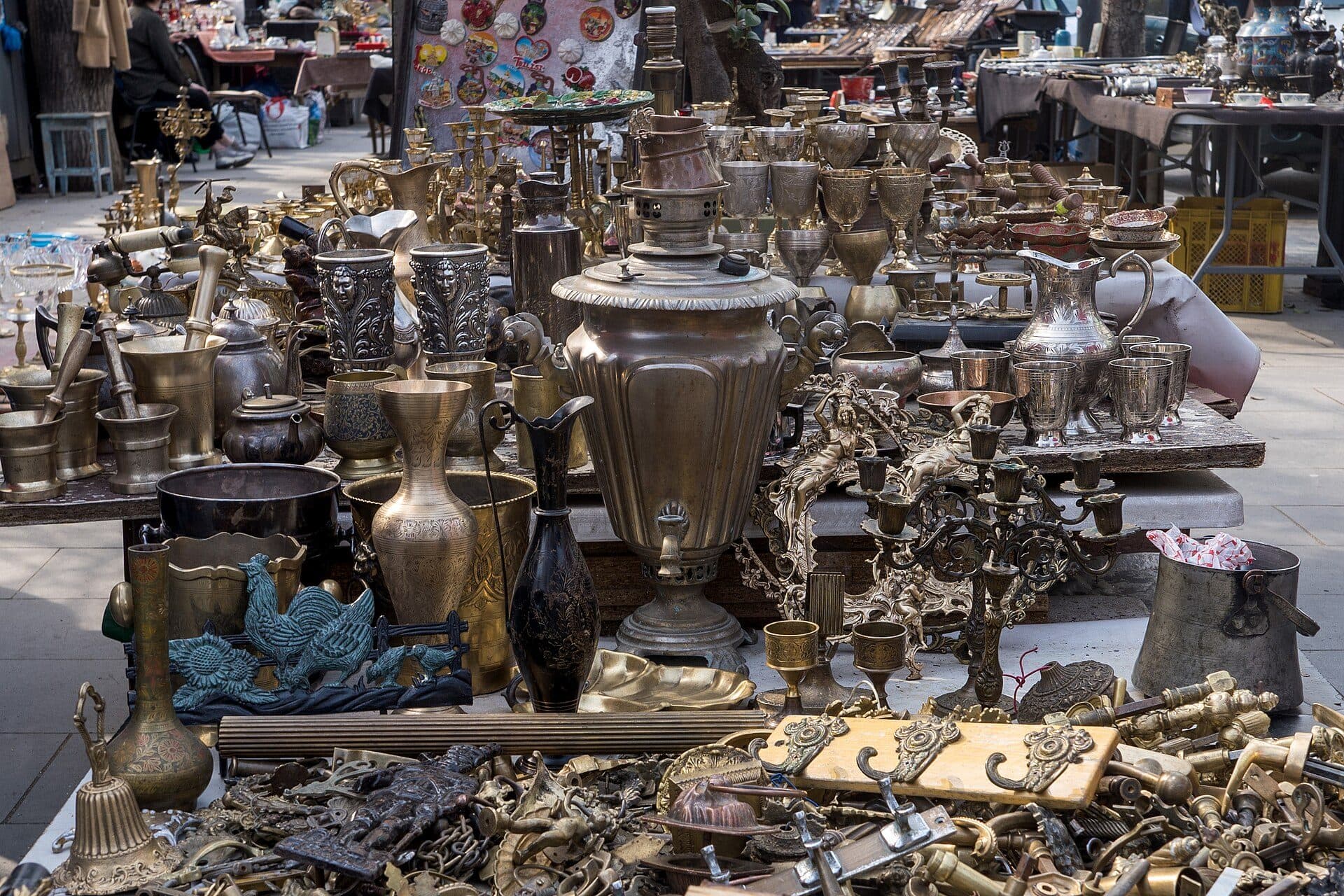 Feira ao ar livre no Mercado Dry Bridge na cidade de Tbilisi