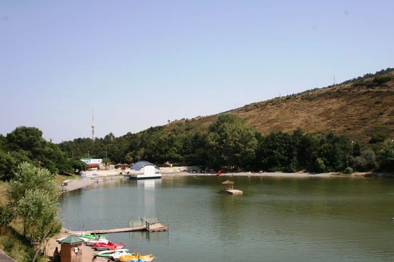 Vista do Turtle Lake na cidade de Tbilisi