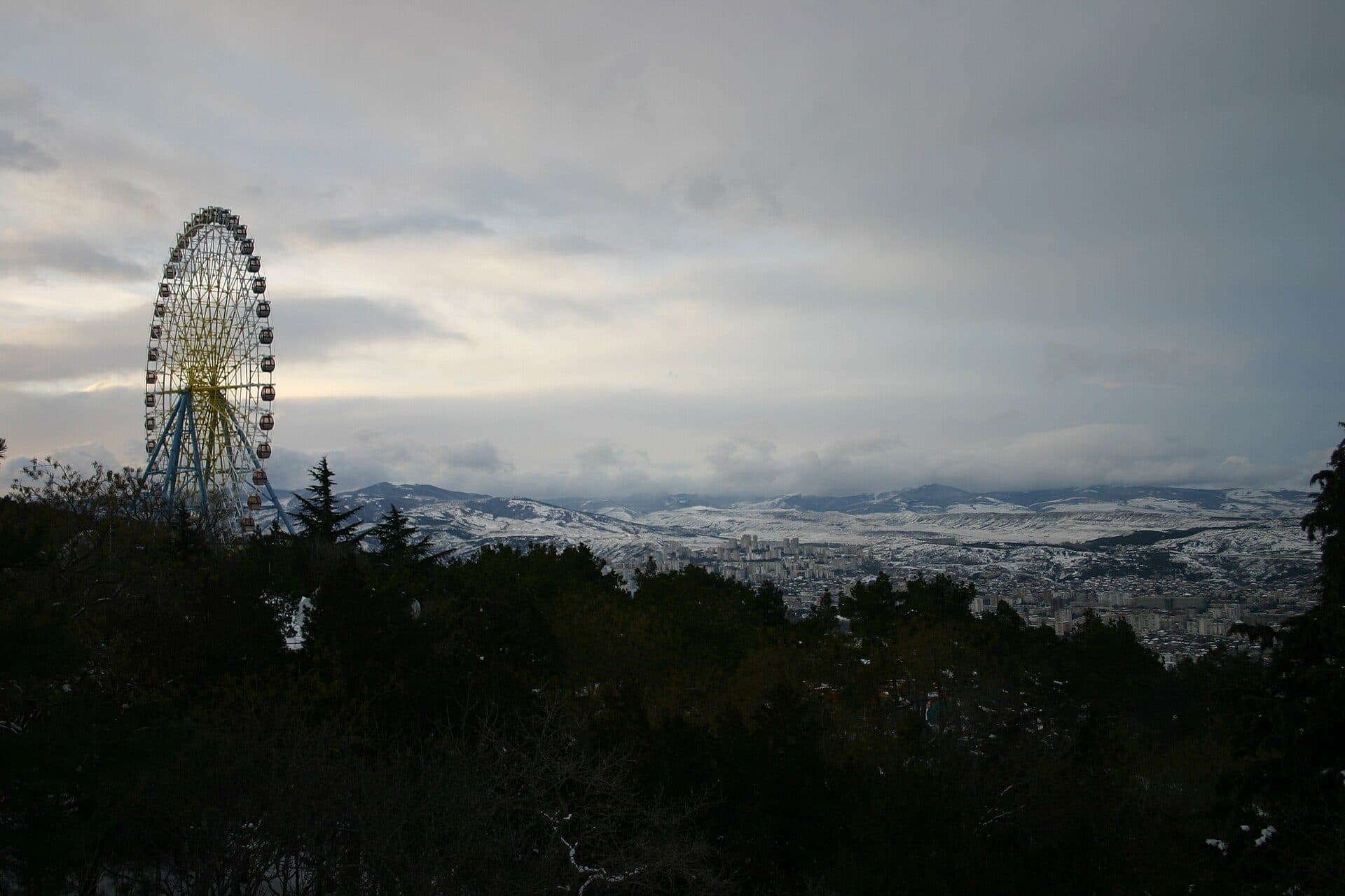 Vista do Parque Mtatsminda durante o mês de janeiro