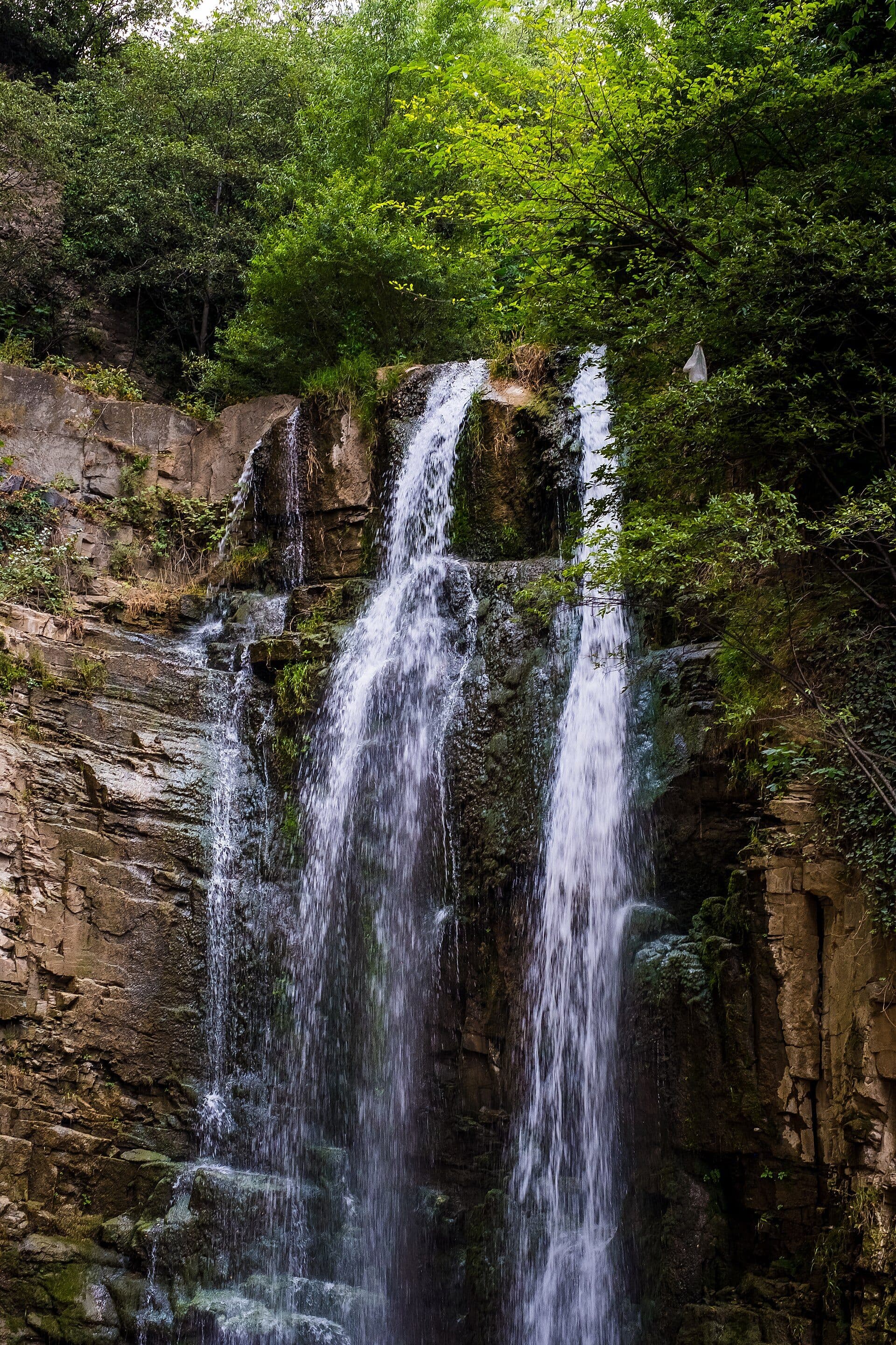 Vista da cachoeira de Leghvtakhevi em Tbilisi