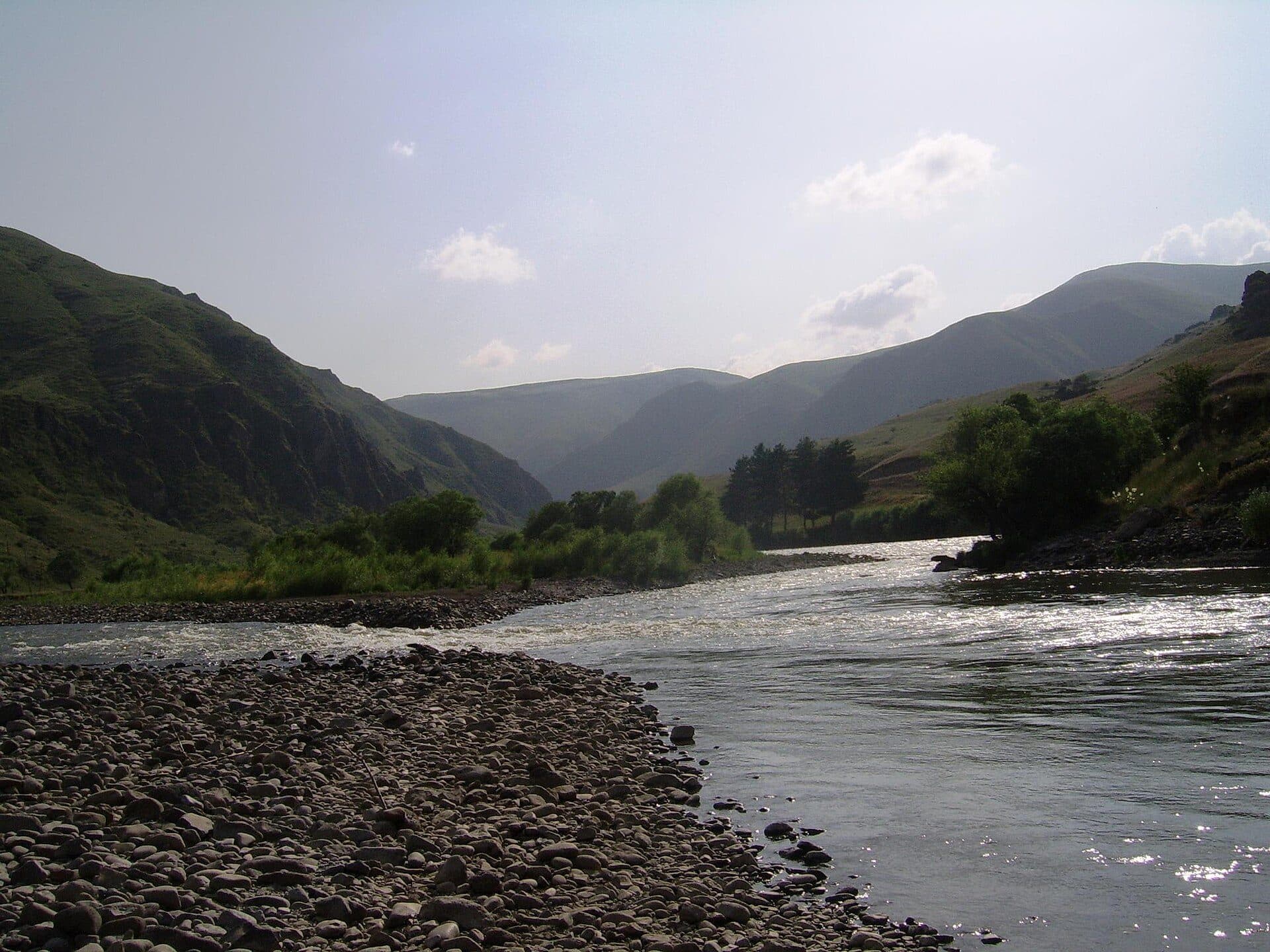 Paisagem do rio Kura na região de Vardzia, na Geórgia