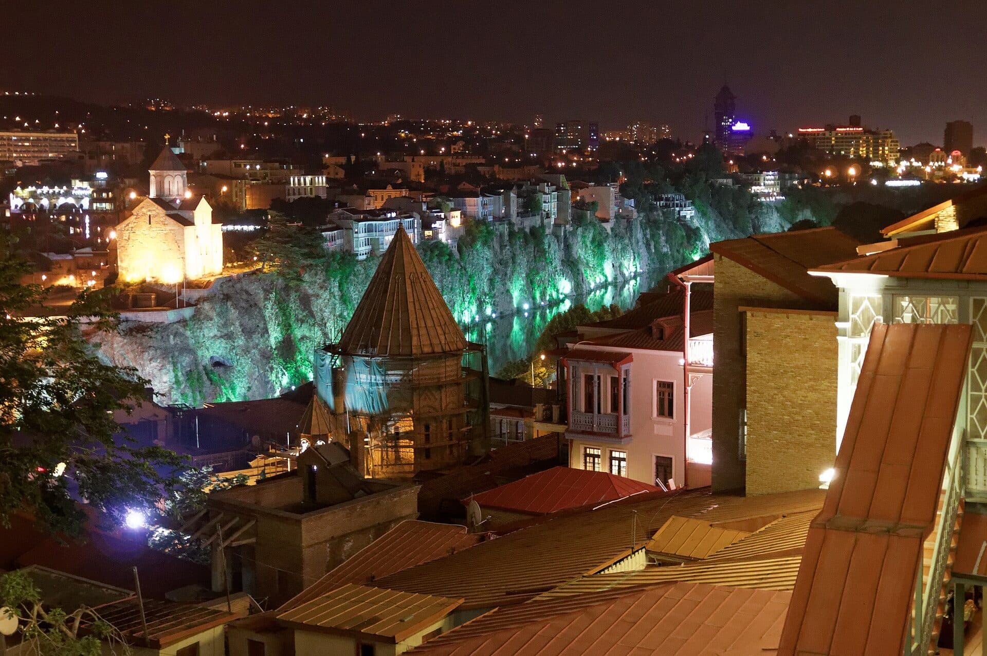 Vista noturna do bairro de Avlabari em Tbilisi, Geórgia