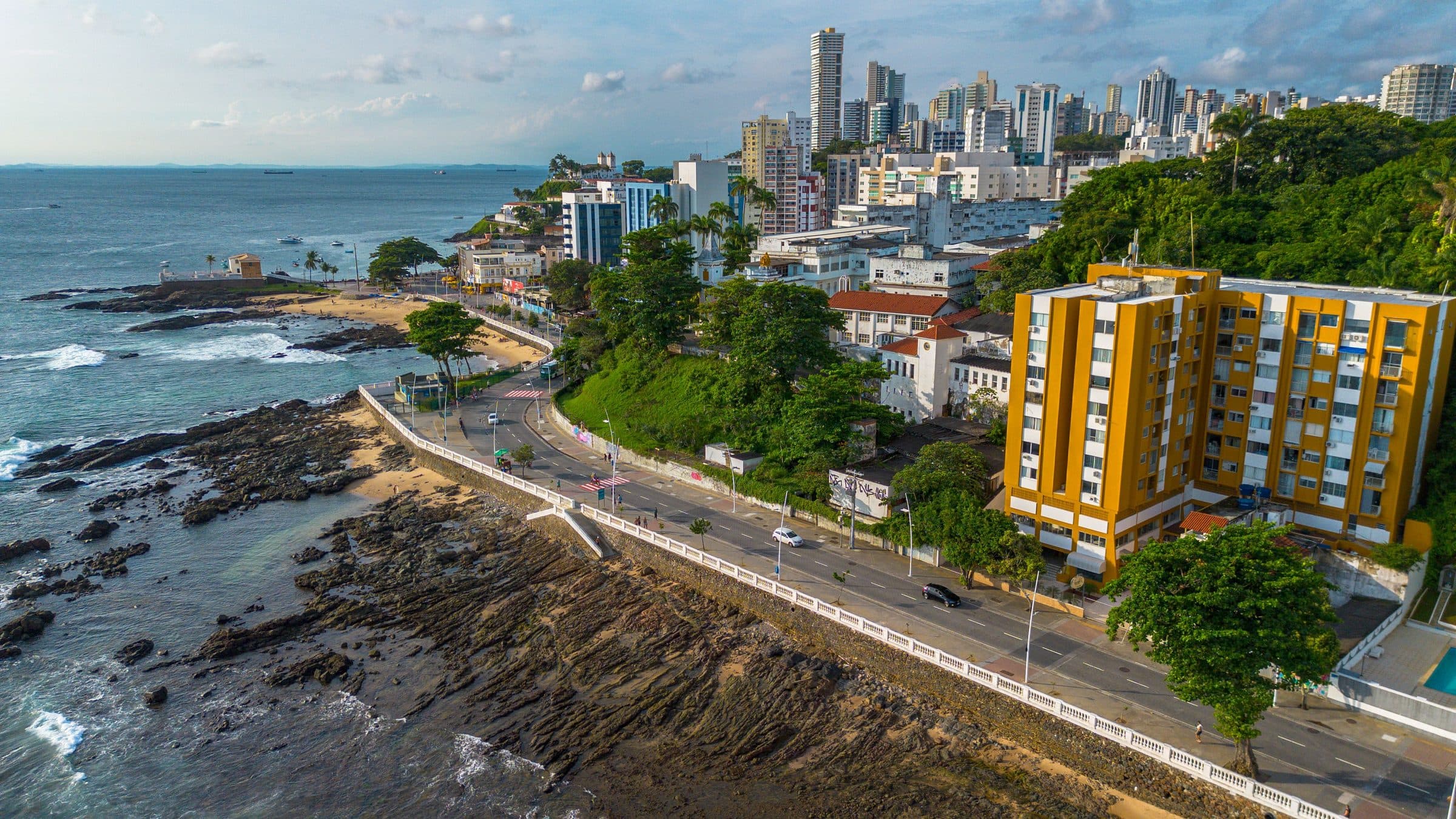 Vista aérea da Praia da Barra e da paisagem urbana de Salvador
