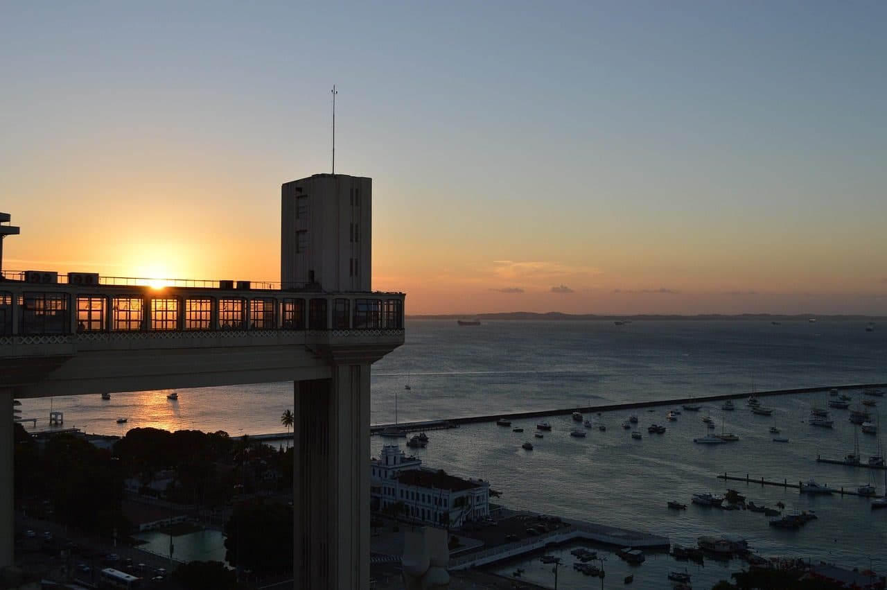 Vista do Elevador Lacerda e da orla durante o pôr do sol em Salvador, Bahia
