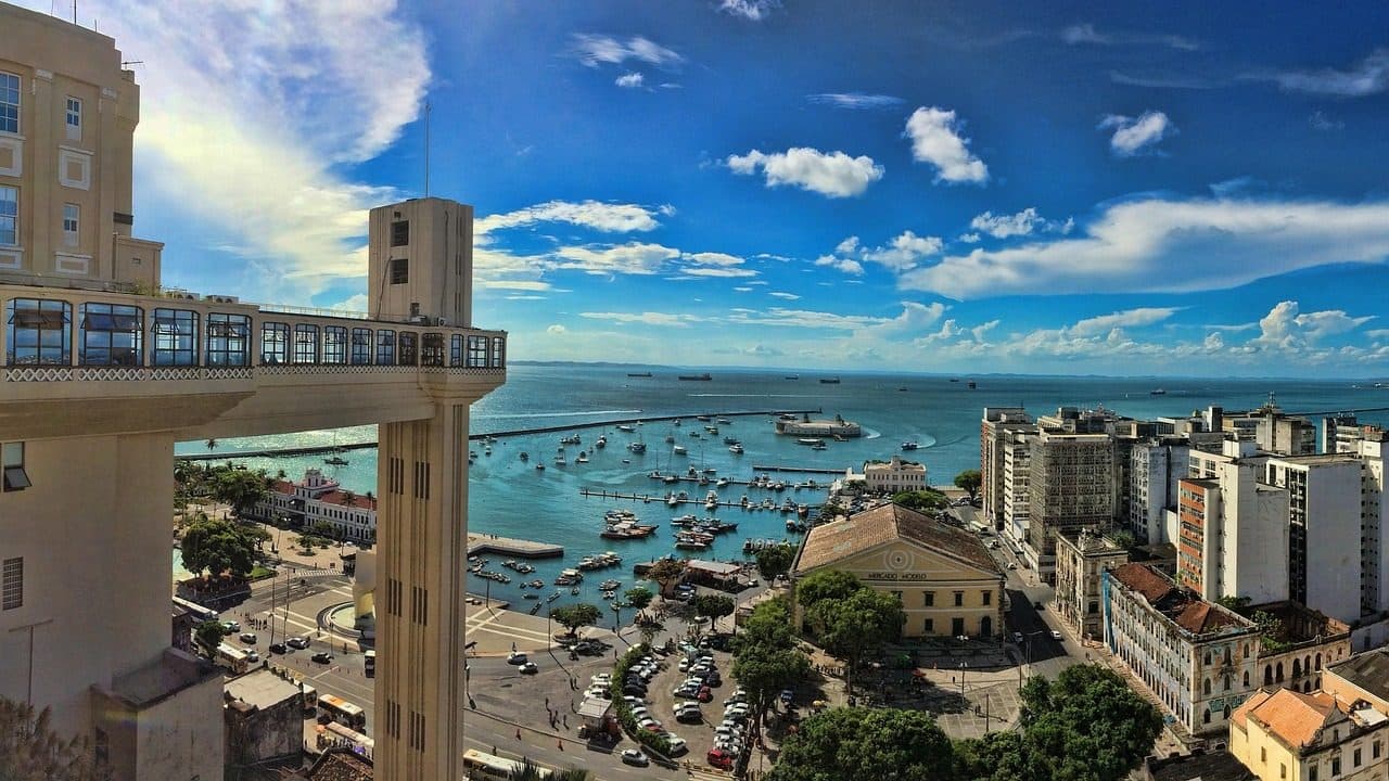 Dia ensolarado com mar e nuvens no litoral de Salvador, Bahia