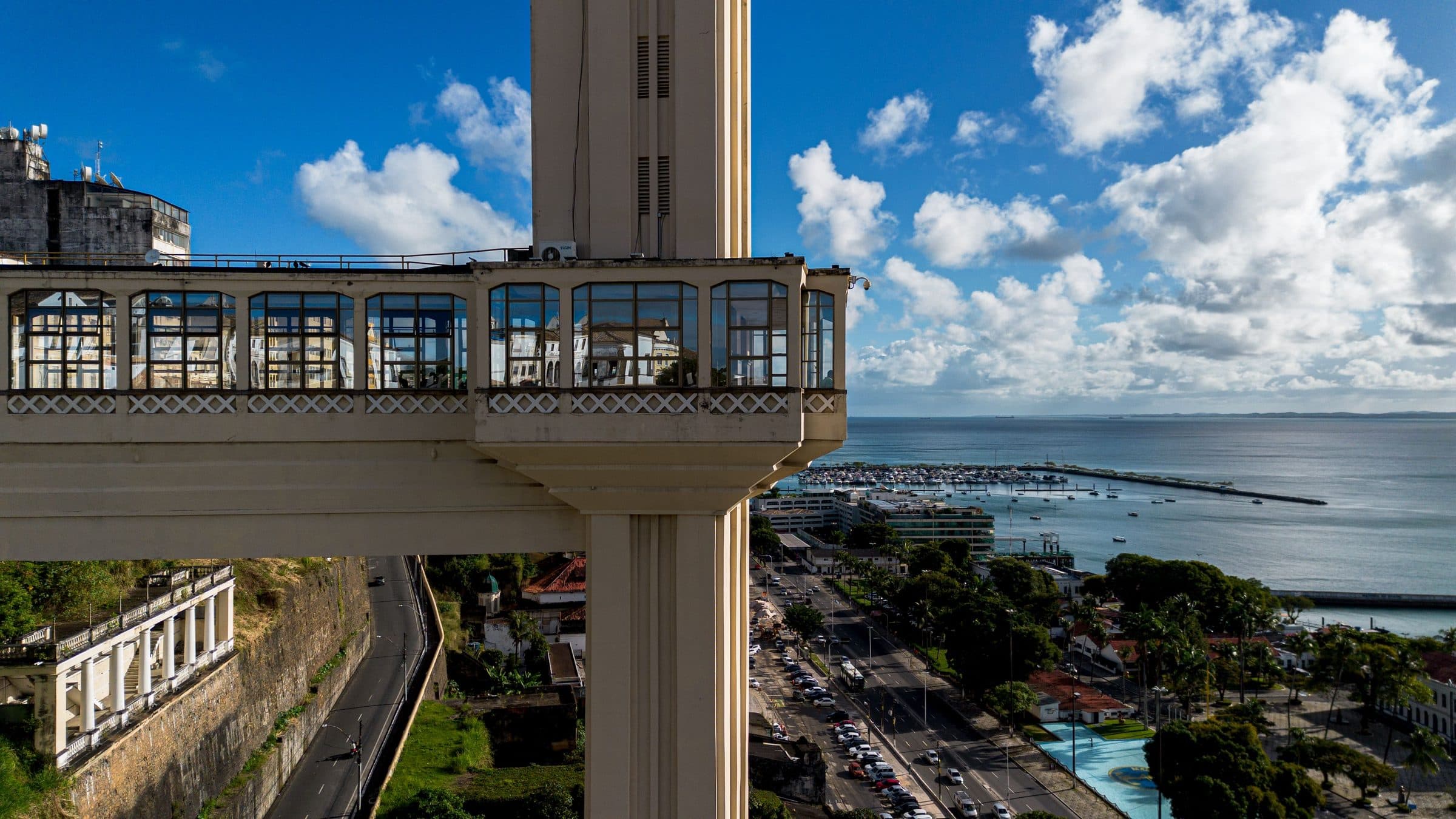 Vista do Elevador Lacerda e da orla de Salvador com a paisagem urbana e o mar