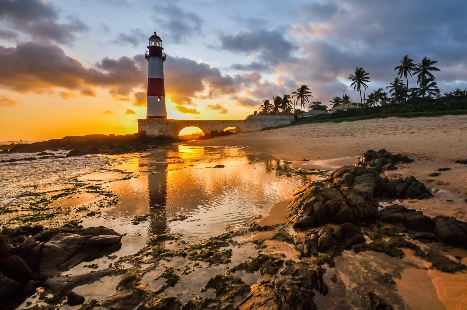 Vista do Farol de Itapuã durante o final da tarde
