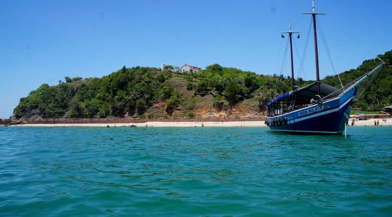 Embarcação navegando nas águas da Ilha dos Frades