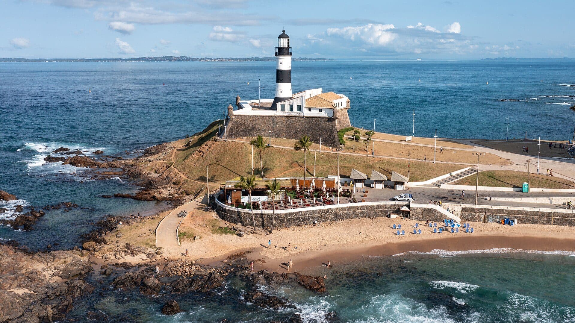 Vista aérea do Farol da Barra e Forte de Santo Antônio em Salvador, Bahia