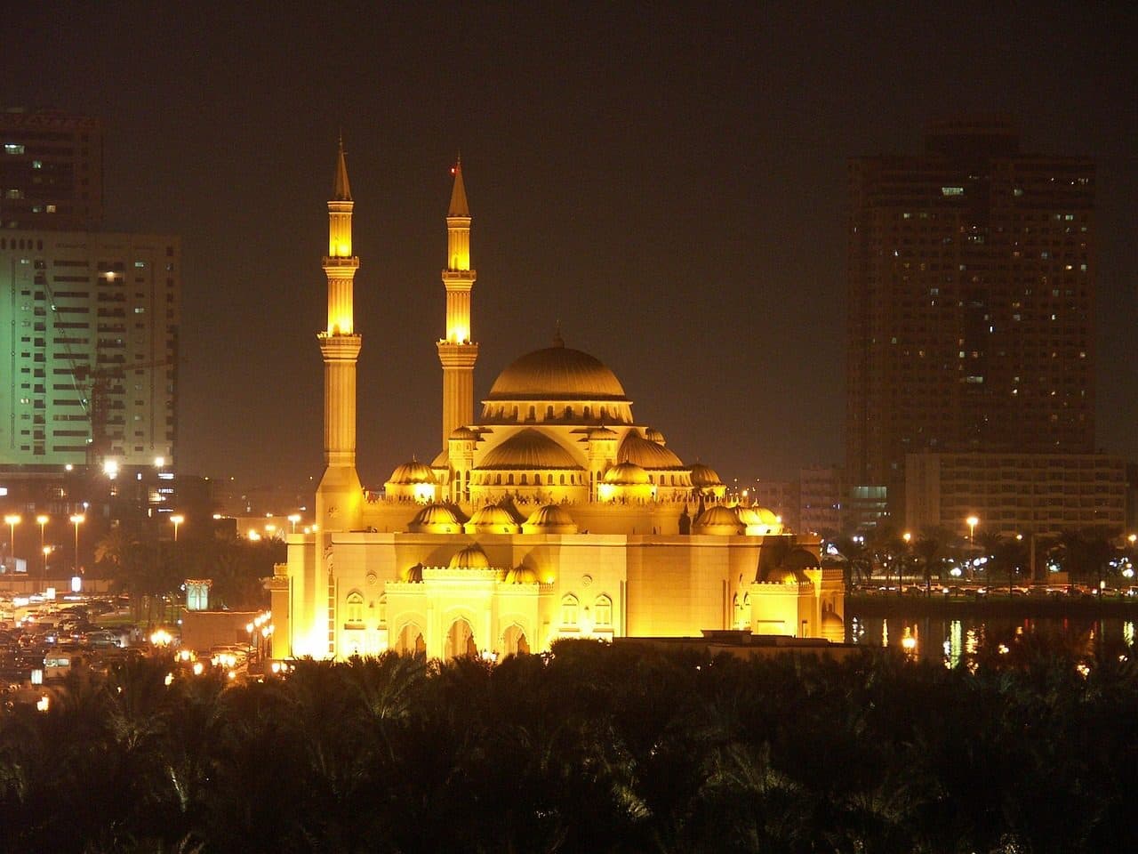 Vista da arquitetura de uma mesquita em Sharjah, nos Emirados Árabes Unidos