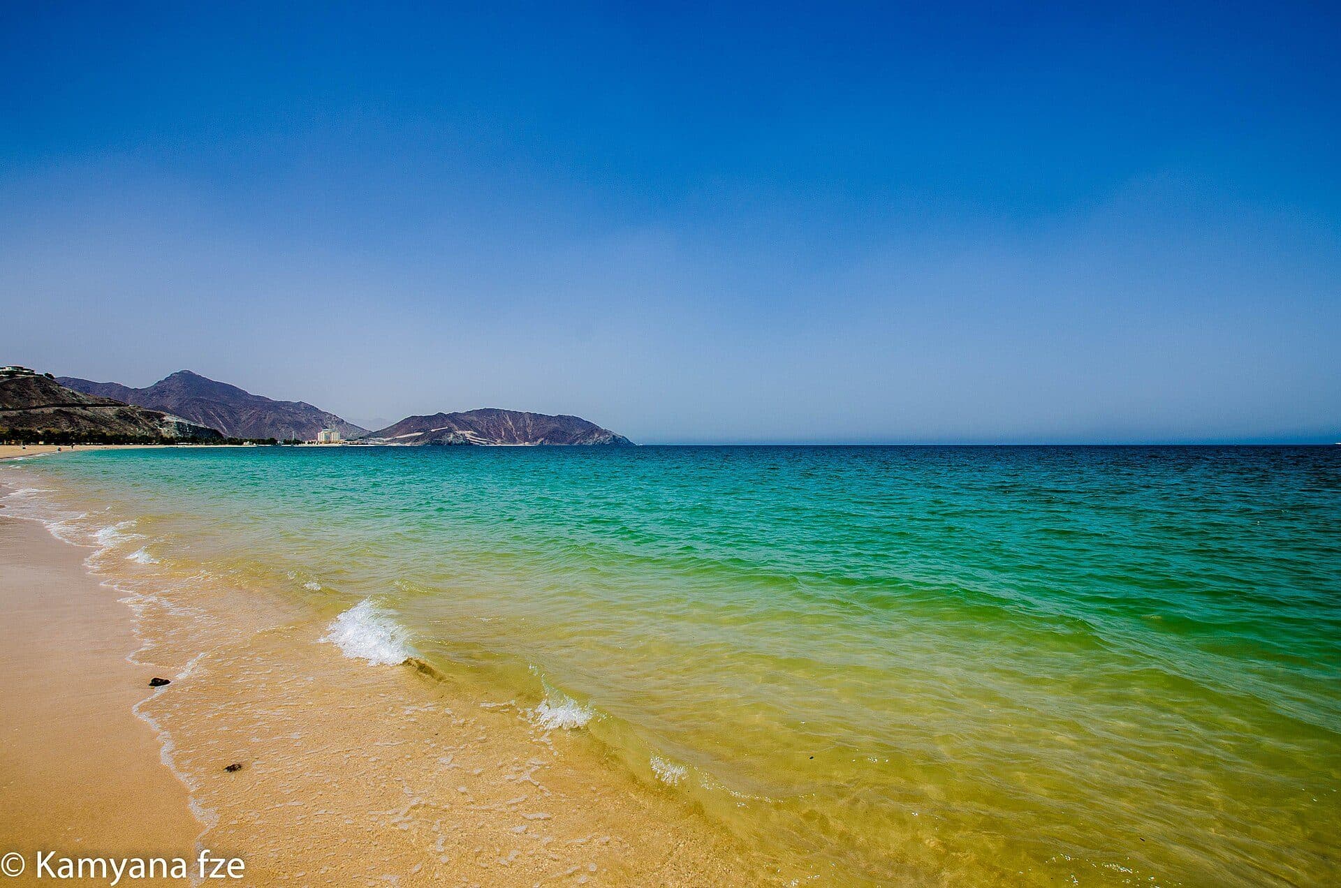 Vista da orla e do mar na praia de Khor Fakkan
