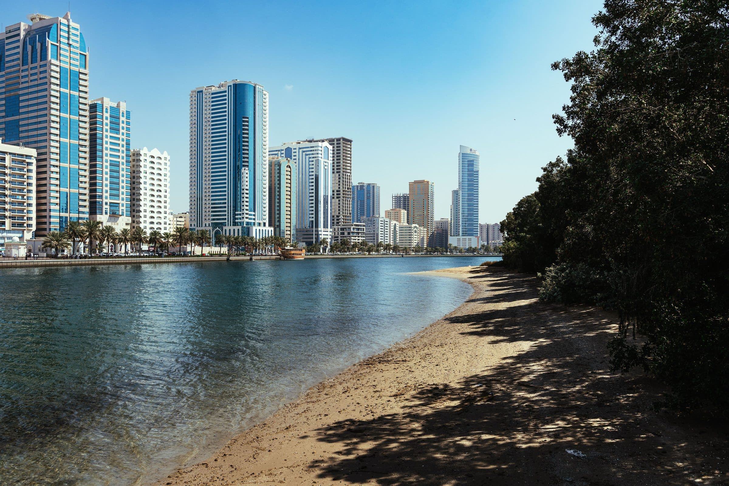 Vista da orla de Al Majaz com arranha-céus e edifícios modernos em Sharjah