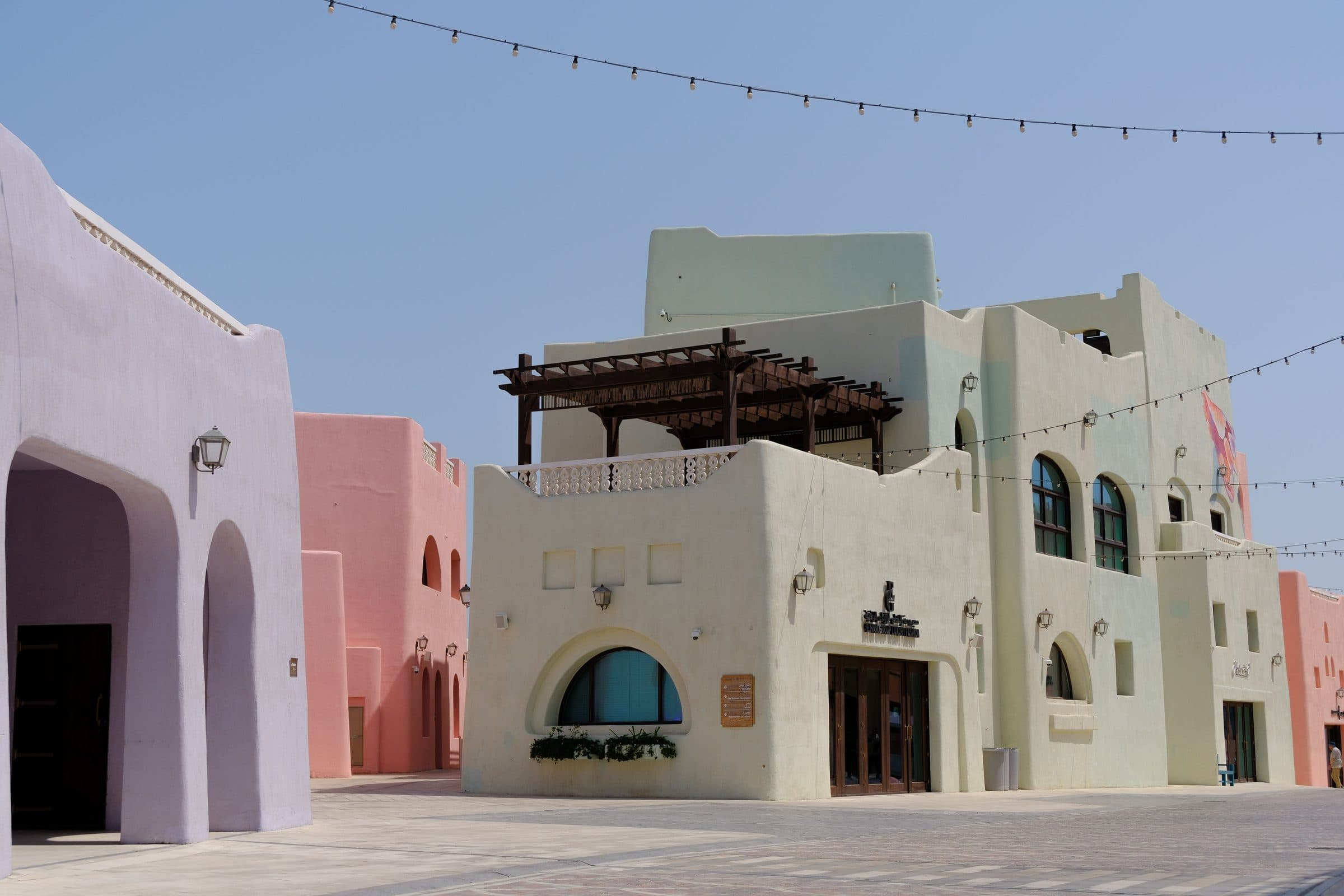 Prédios em tons pastel no Souq Al Wakra, Qatar, em um dia ensolarado