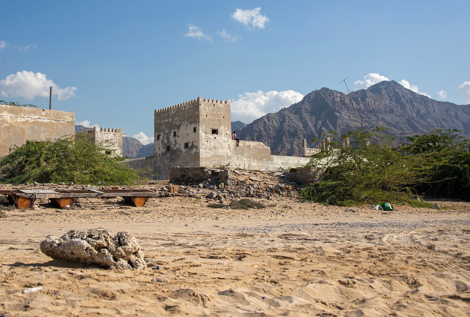 Vista da estrutura histórica do Forte Ghalilia em Ras Al Khaimah