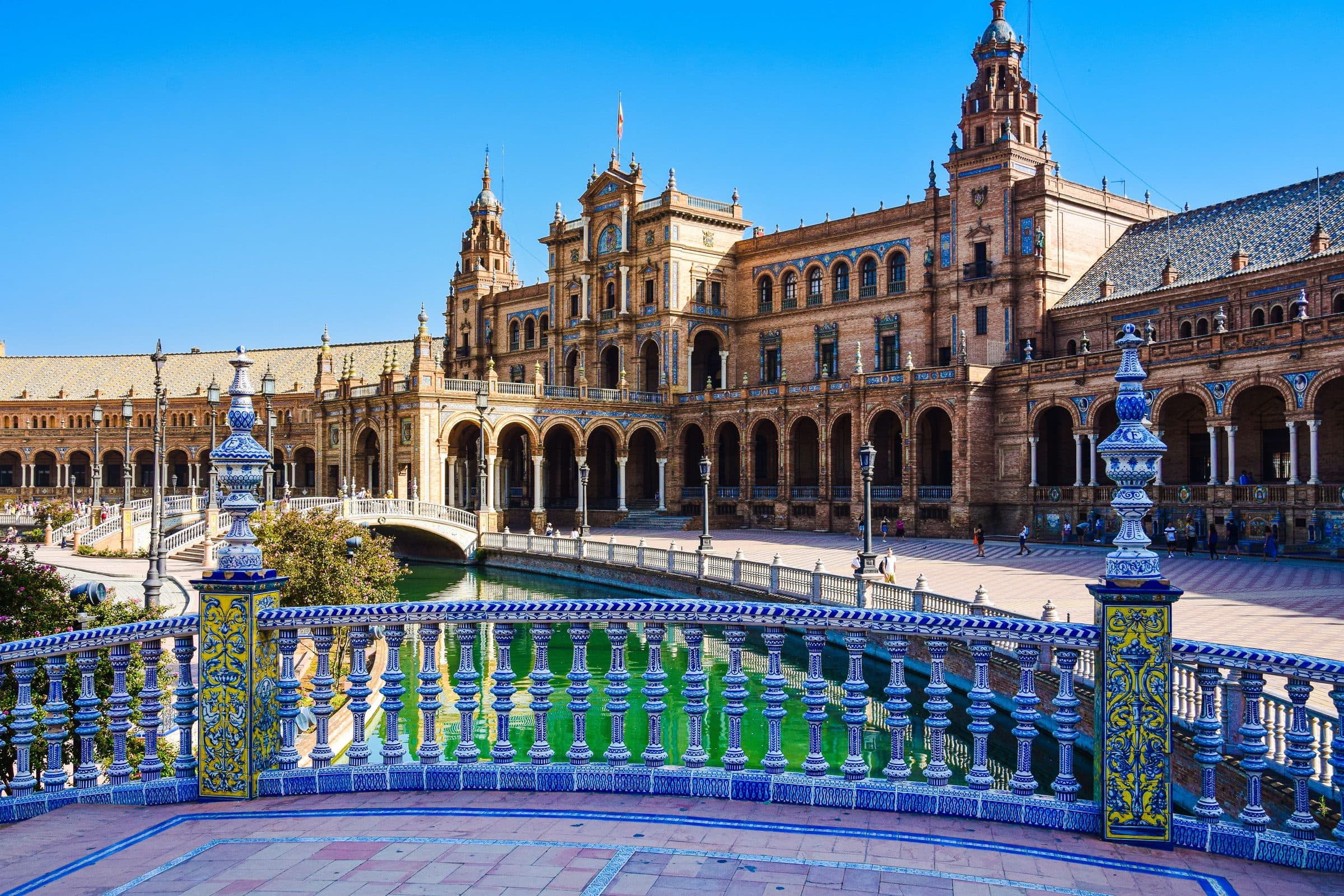 Vista da Plaza de España em Sevilha com foco em sua arquitetura